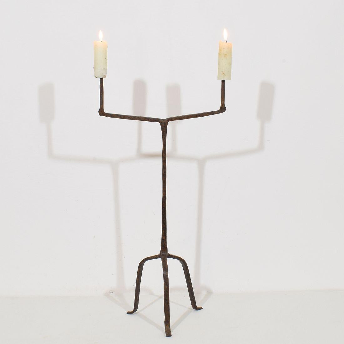 Incredibile candelabro in ferro forgiato a mano del XVII secolo. Un meraviglioso esempio di arte popolare primitiva. Un perfetto equilibrio tra utilità ed estetica. 

Francia, Spagna, XVII secolo. Intemperie.
H. H. 57,5cm  L: 28 cm P: 16,5 cm 