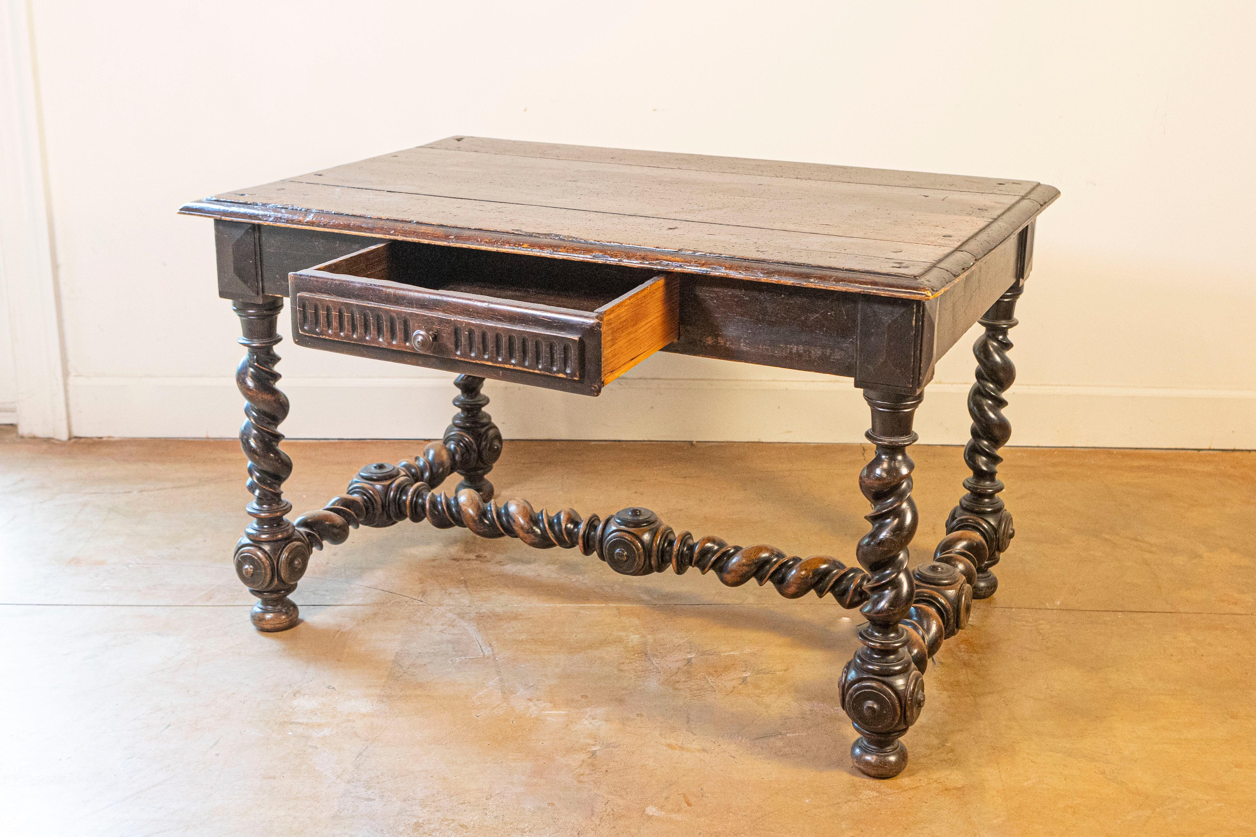 Table d'appoint en noyer d'époque Louis XIII du 17e siècle avec base en torsion d'orge Bon état - En vente à Atlanta, GA