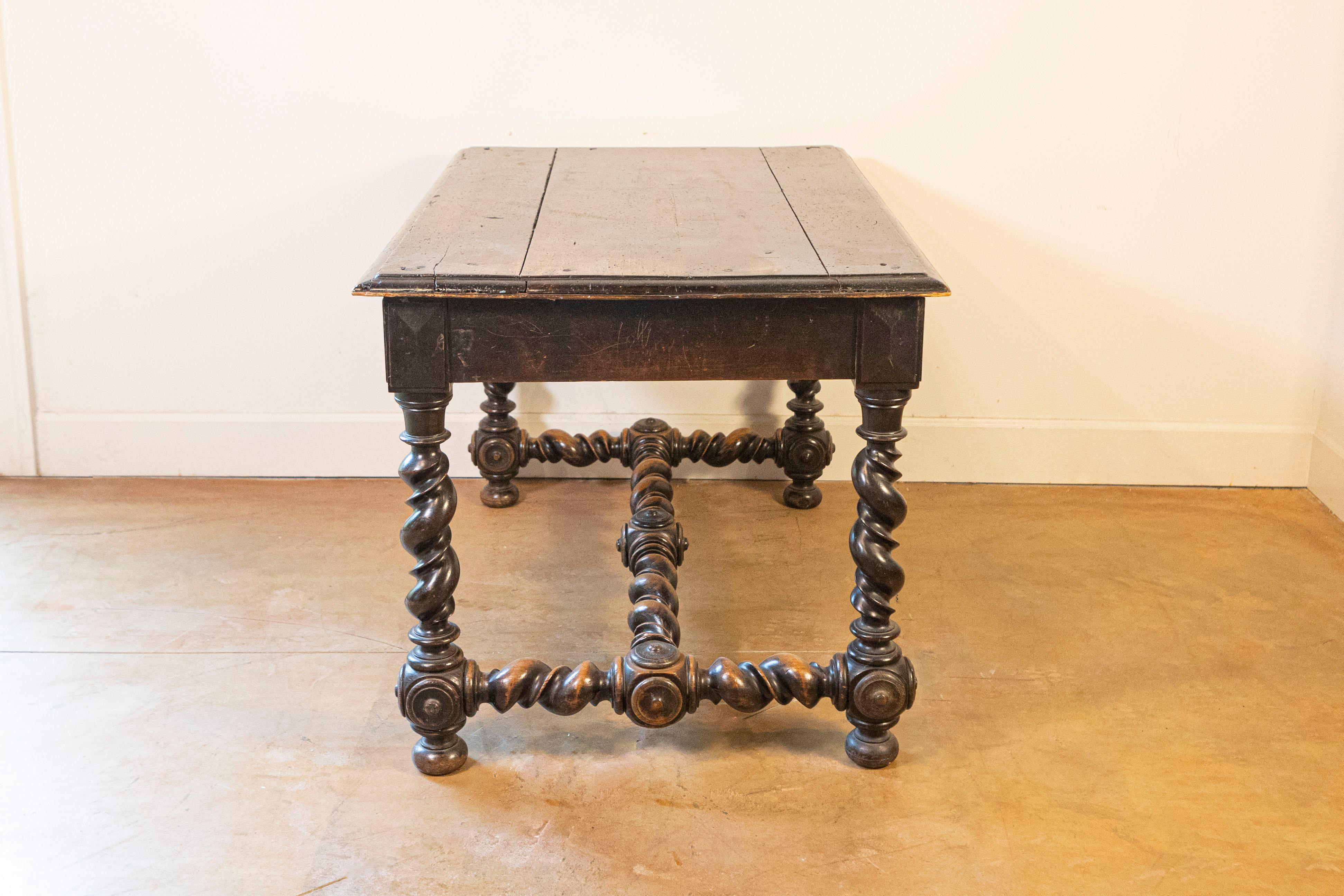 XVIIIe siècle et antérieur Table d'appoint en noyer d'époque Louis XIII du 17e siècle avec base en torsion d'orge en vente