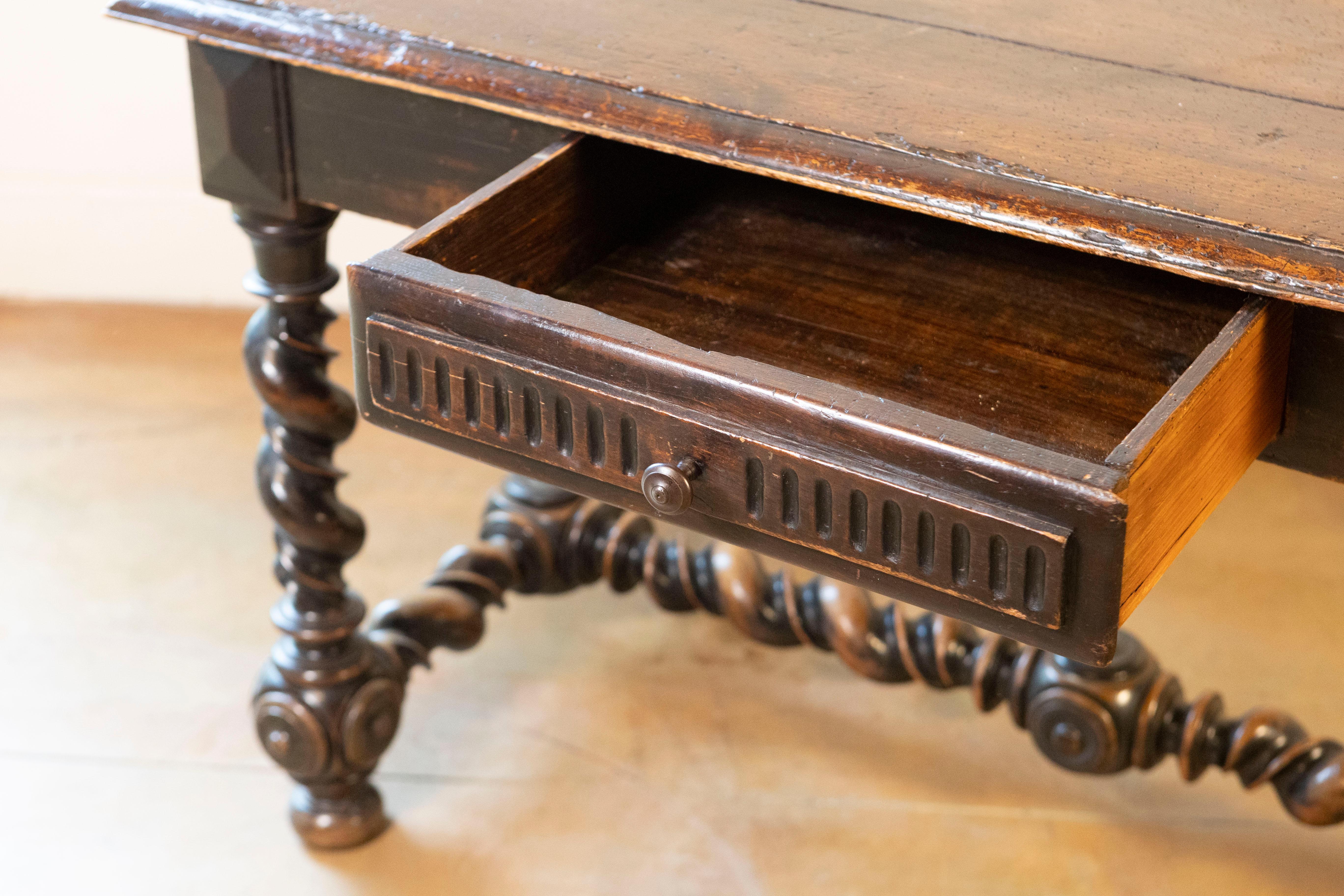 Bois Table d'appoint en noyer d'époque Louis XIII du 17e siècle avec base en torsion d'orge en vente