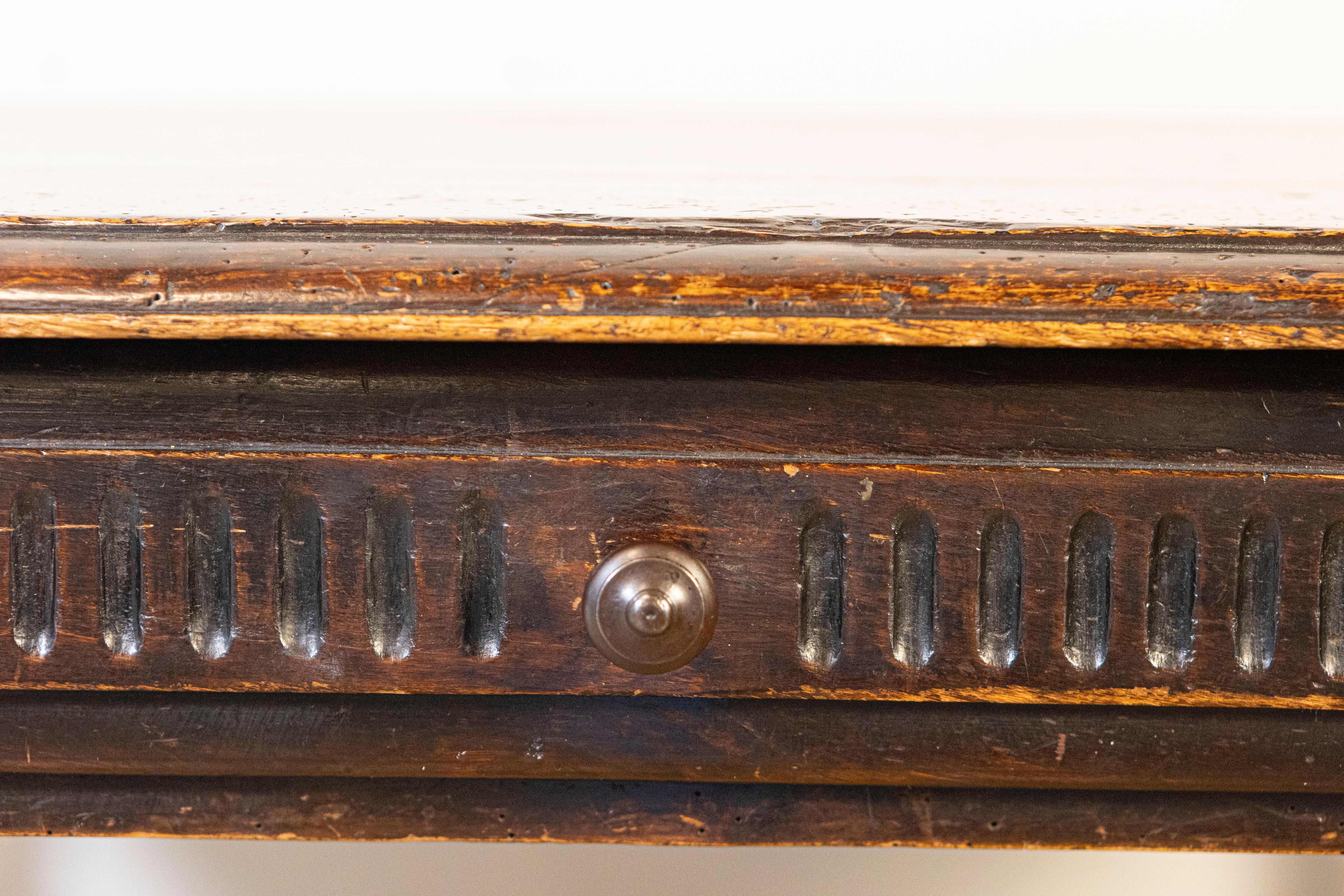 Table d'appoint en noyer d'époque Louis XIII du 17e siècle avec base en torsion d'orge en vente 1