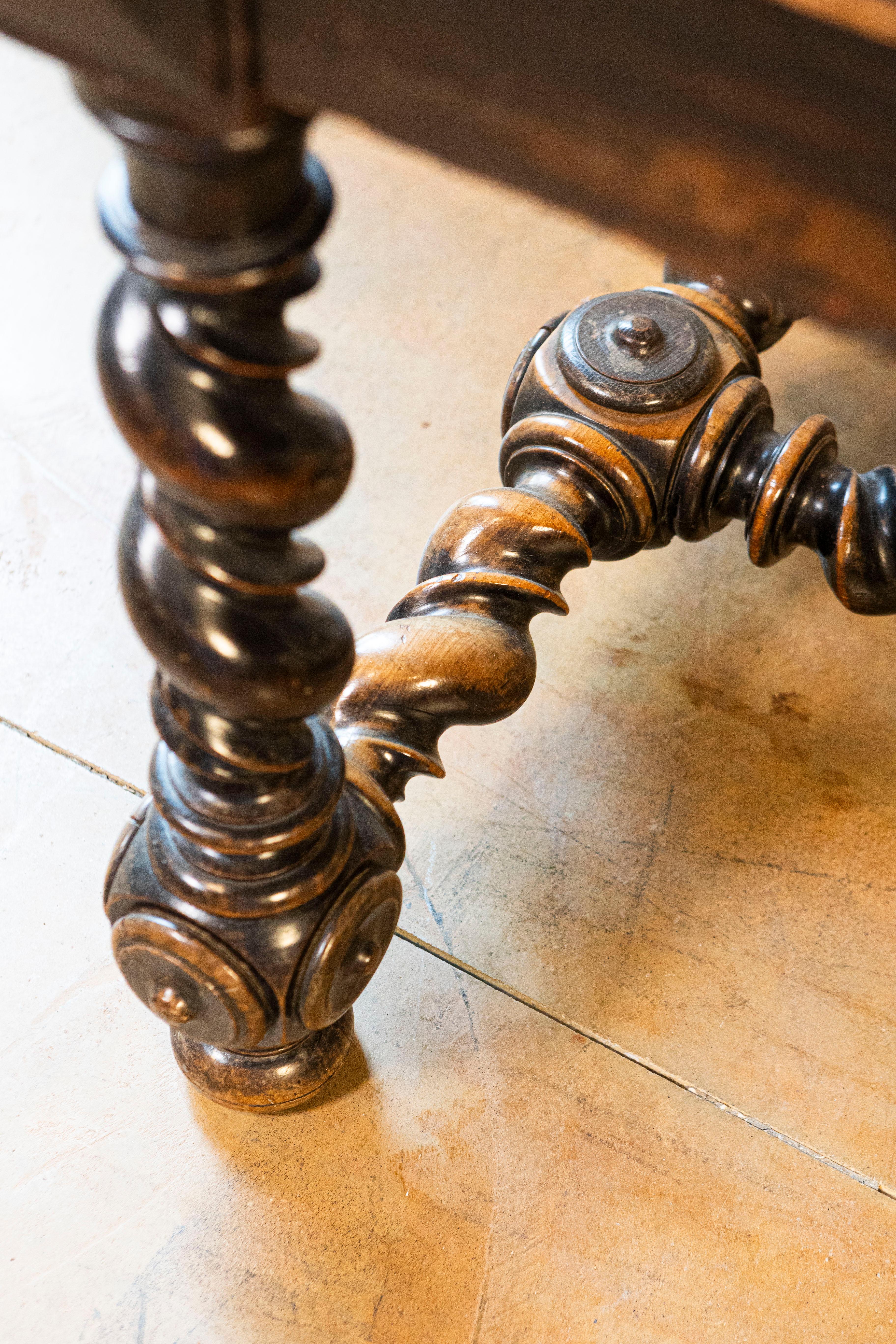 Table d'appoint en noyer d'époque Louis XIII du 17e siècle avec base en torsion d'orge en vente 2