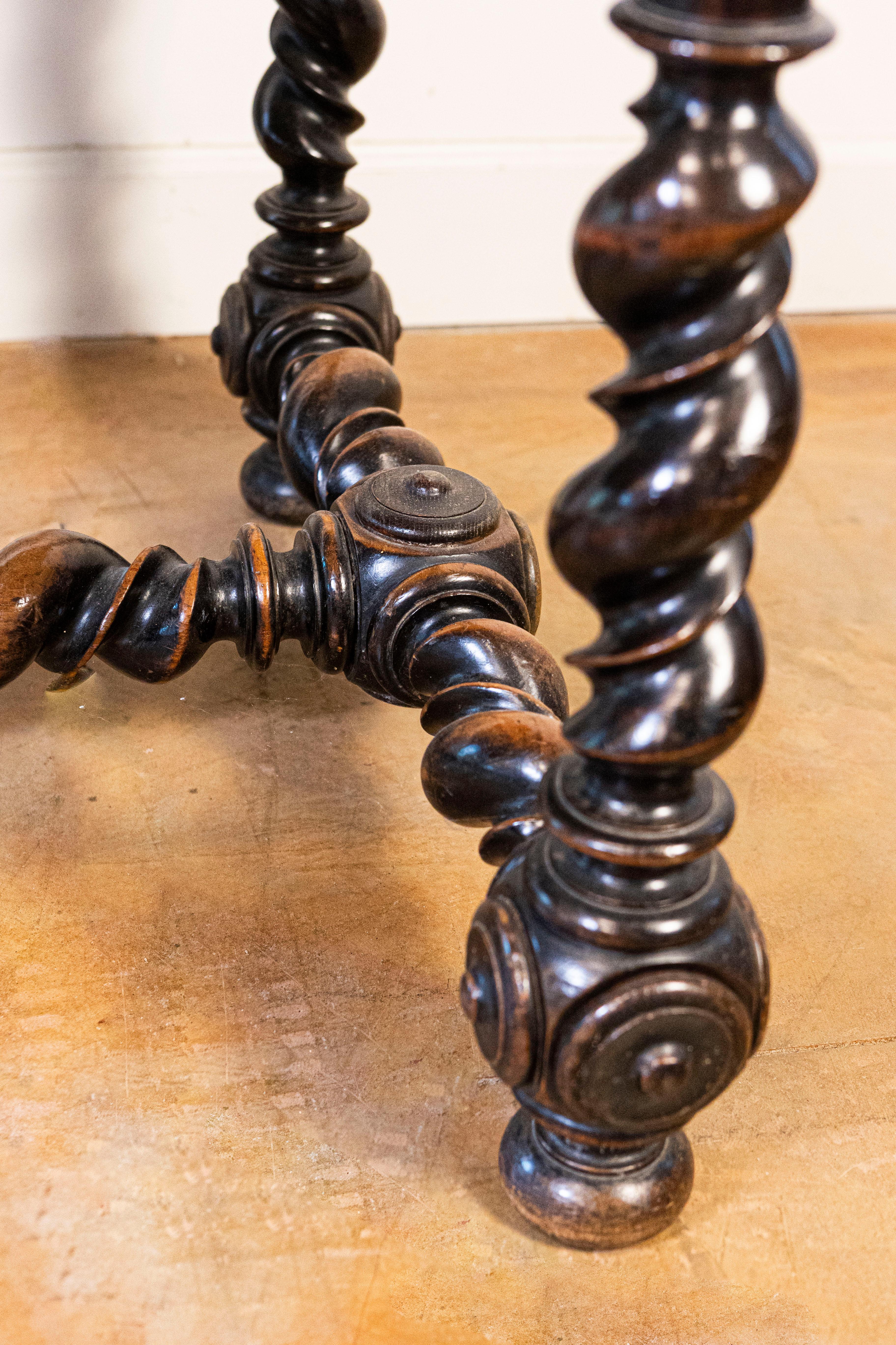 Table d'appoint en noyer d'époque Louis XIII du 17e siècle avec base en torsion d'orge en vente 3