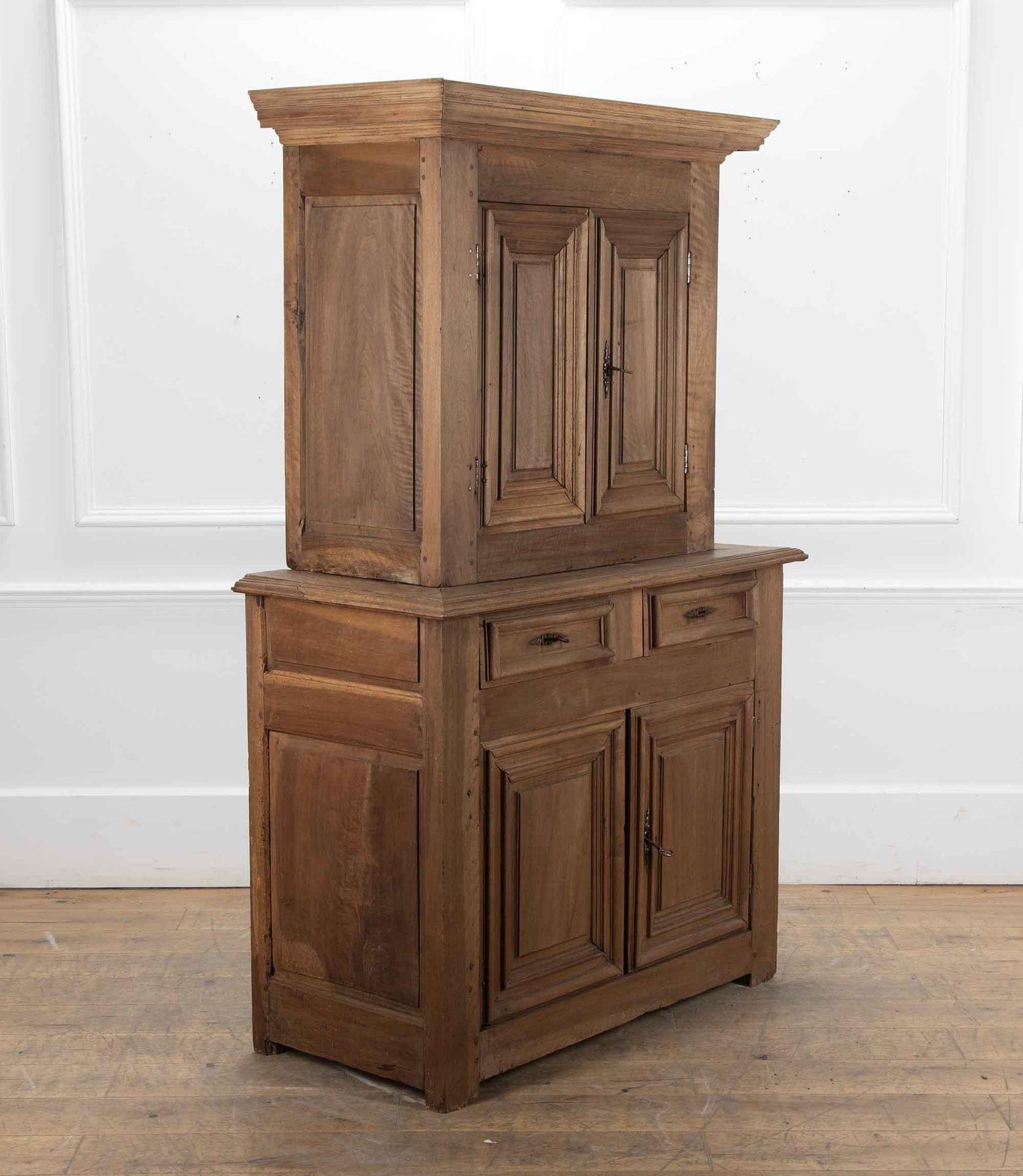 Un buffet a deux corps in noce francese del XVII secolo, splendidamente colorato.
Solido e ben costruito. Con cornice, porte con pannelli profondi, serrature e chiavi.
I due cassetti sono dotati di chiavi che possono essere utilizzate solo come