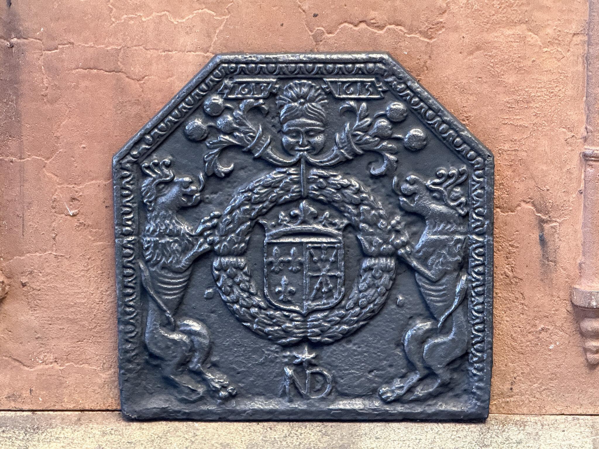 Bellissimo parafuoco francese del XVII secolo del periodo Luigi XIV con le armi della Francia e della Navarra. 

Stemma della Casa di Borbone di Francia, una delle principali dinastie reali d'Europa che ha prodotto monarchi di Spagna (Navarra),