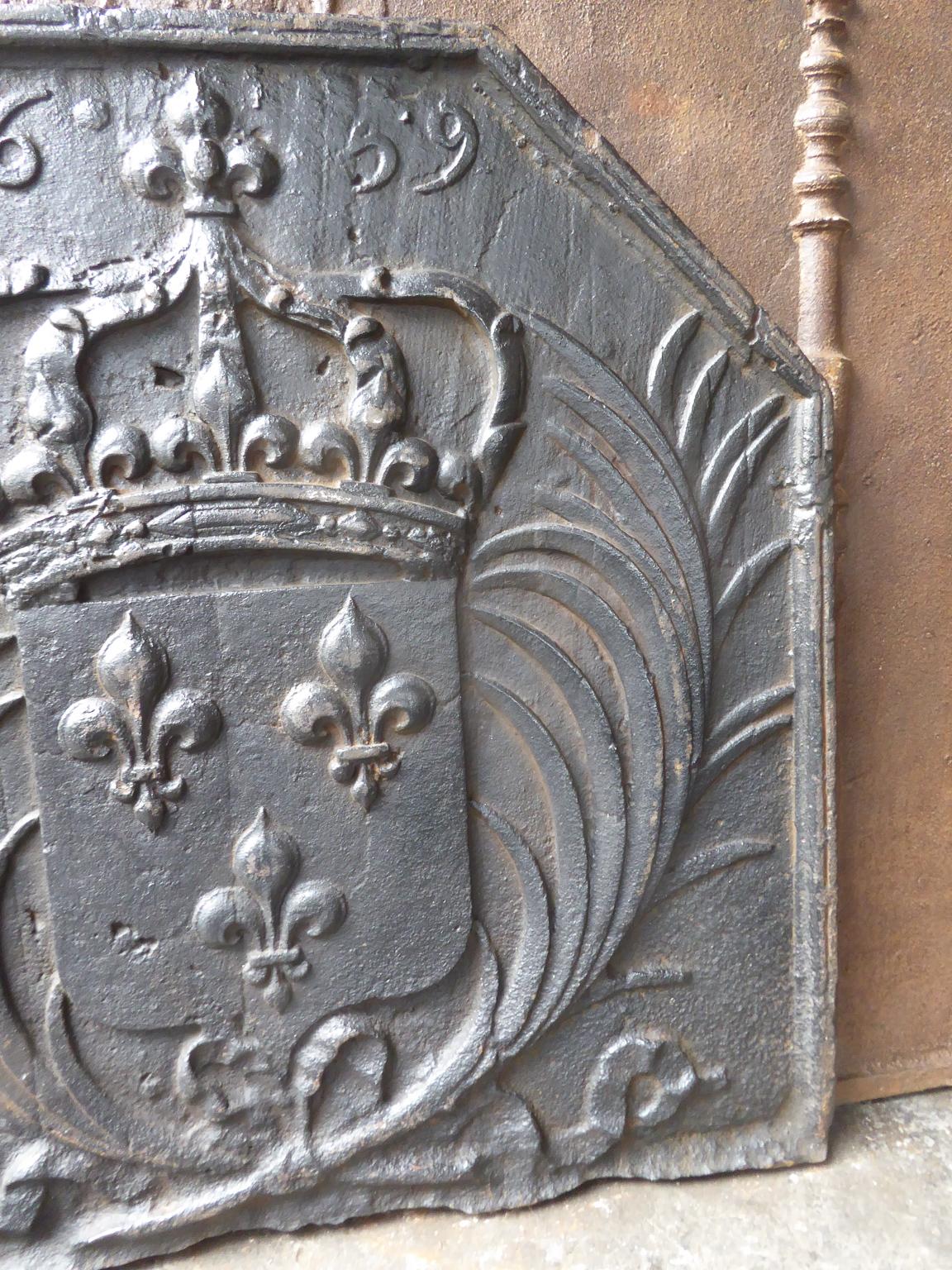 17th Century French Louis XIV 'Arms of France' Fireback In Good Condition In Amerongen, NL