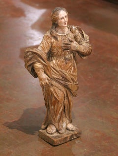 Figura devocional femenina policromada y tallada de San Luis XIV francés del siglo XVII