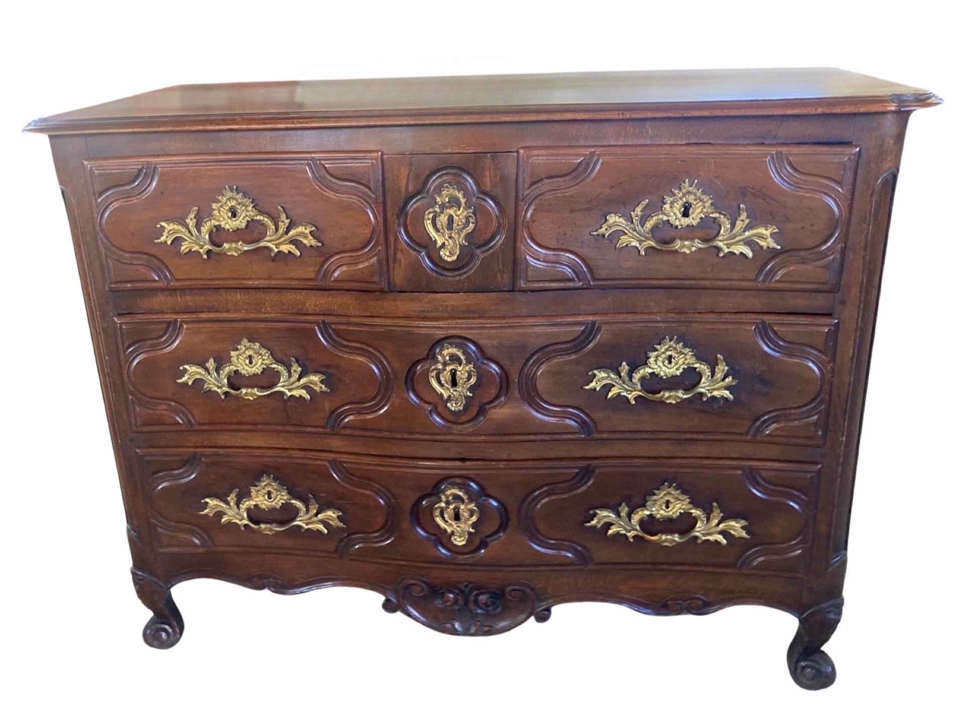 Commode Louis XIV fabriquée à la main dans le sud de la France à la fin des années 1600 en noyer. Il s'agit d'une belle pièce d'époque qui est encore en très bon état malgré les années. Certes, quelques restaurations ont été effectuées au cours des