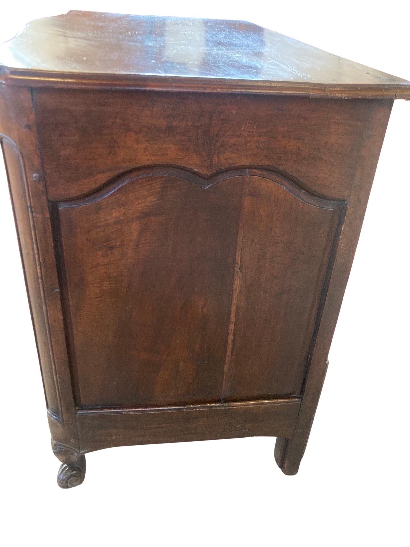 Sculpté à la main Commode Louis XIV du 17ème siècle