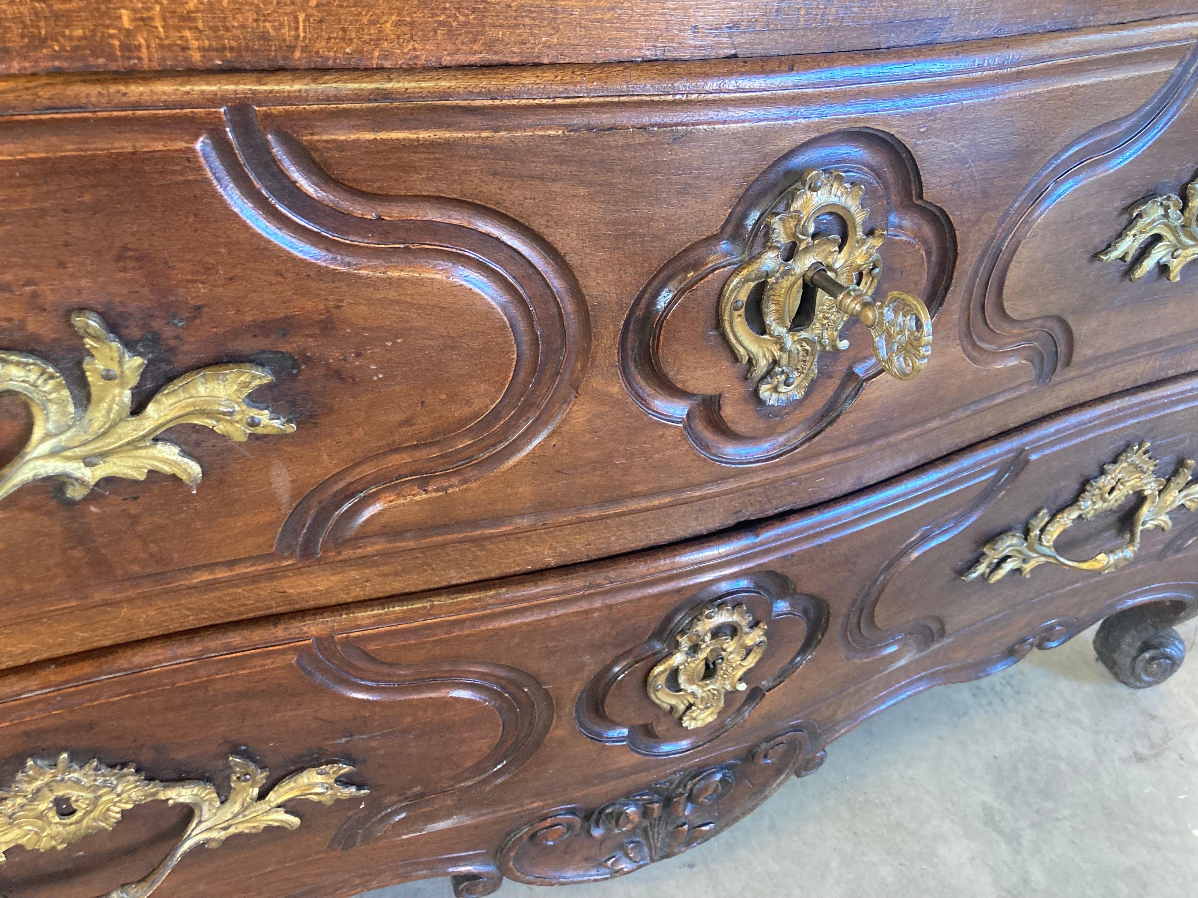 Noyer Commode Louis XIV du 17ème siècle