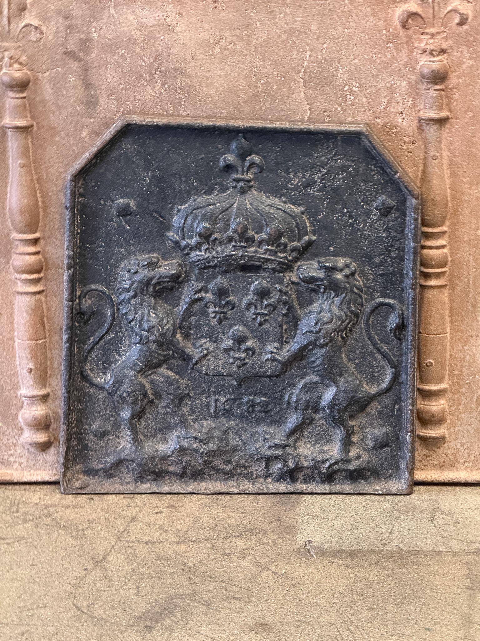 Caminetto francese del periodo Luigi XIV del XVII secolo con le armi della Francia. Questo è lo stemma della Casa di Borbone, una casa reale originaria della Francia che divenne una dinastia importante in Europa. Ha dato vita a re per la Spagna
