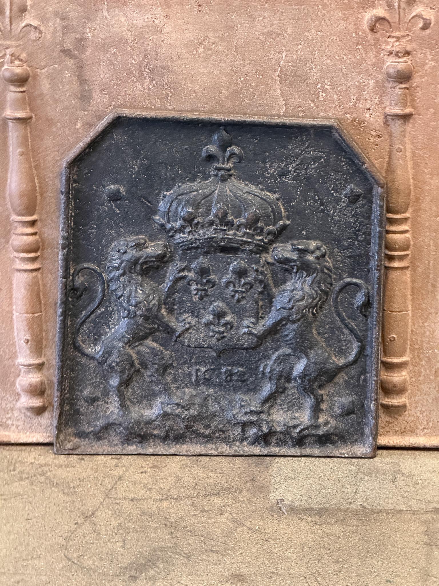 Francese Armi di Francia del 17° secolo, periodo Luigi XIV, con rivestimento per il fuoco / backsplash in vendita