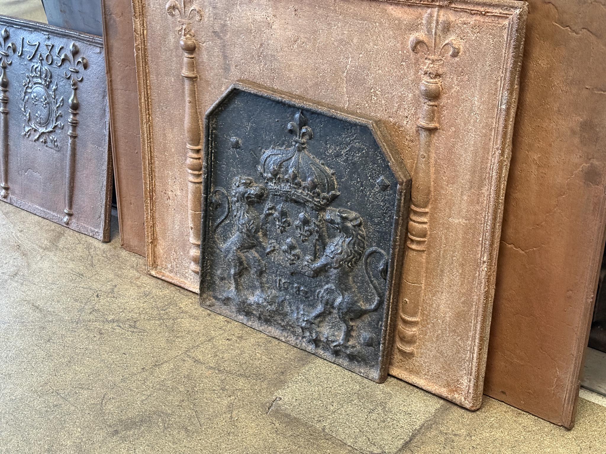 Calco Armi di Francia del 17° secolo, periodo Luigi XIV, con rivestimento per il fuoco / backsplash in vendita
