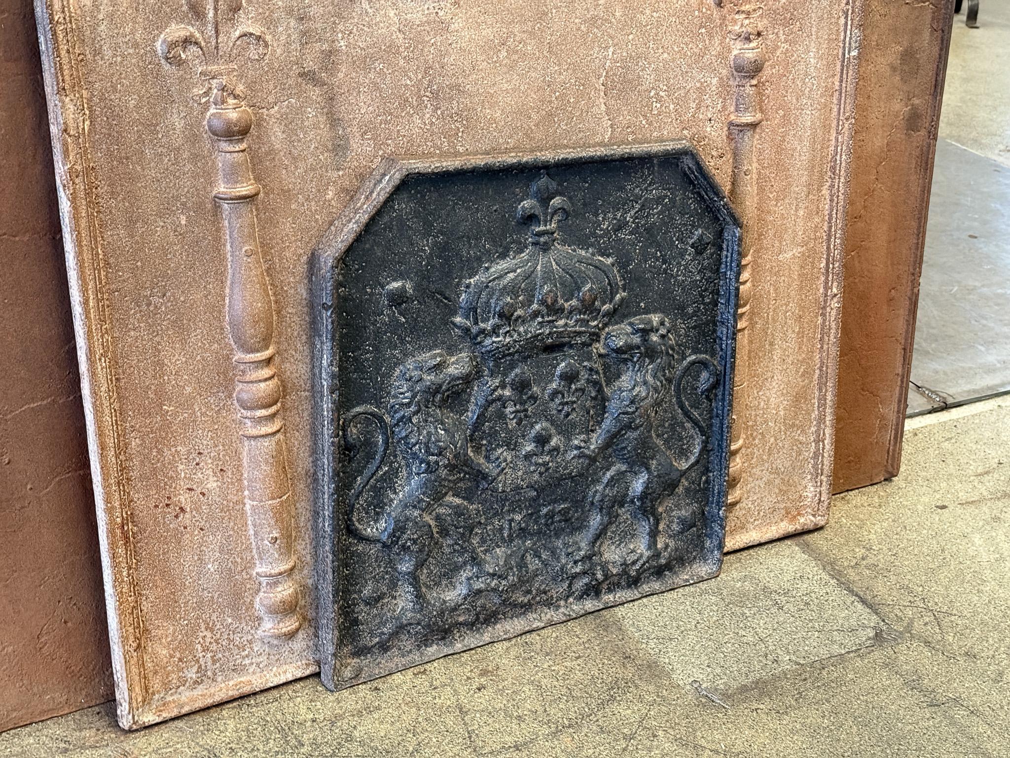 Armi di Francia del 17° secolo, periodo Luigi XIV, con rivestimento per il fuoco / backsplash In condizioni buone in vendita a Soest, NL