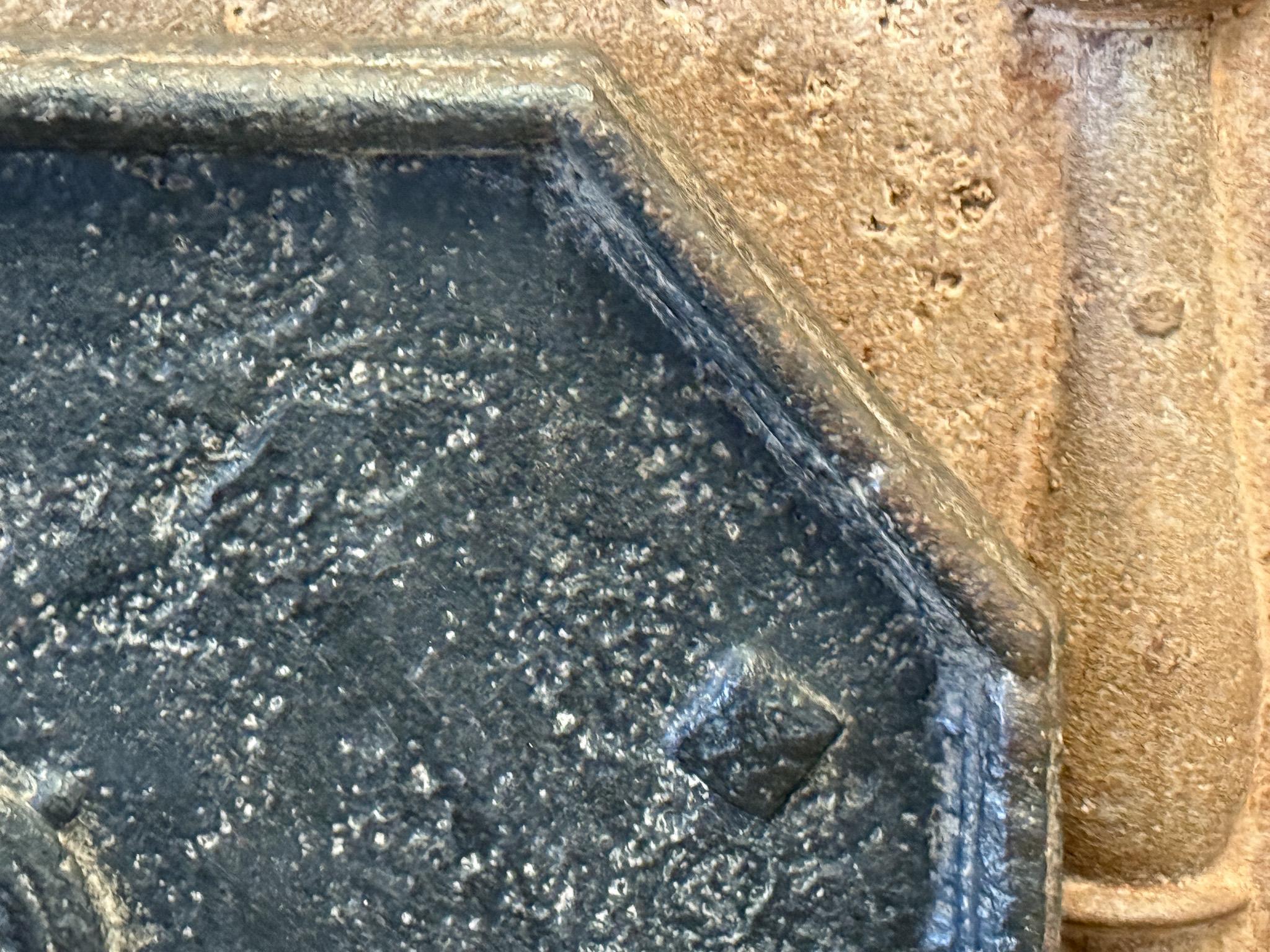 Fino al XVIII secolo Armi di Francia del 17° secolo, periodo Luigi XIV, con rivestimento per il fuoco / backsplash in vendita
