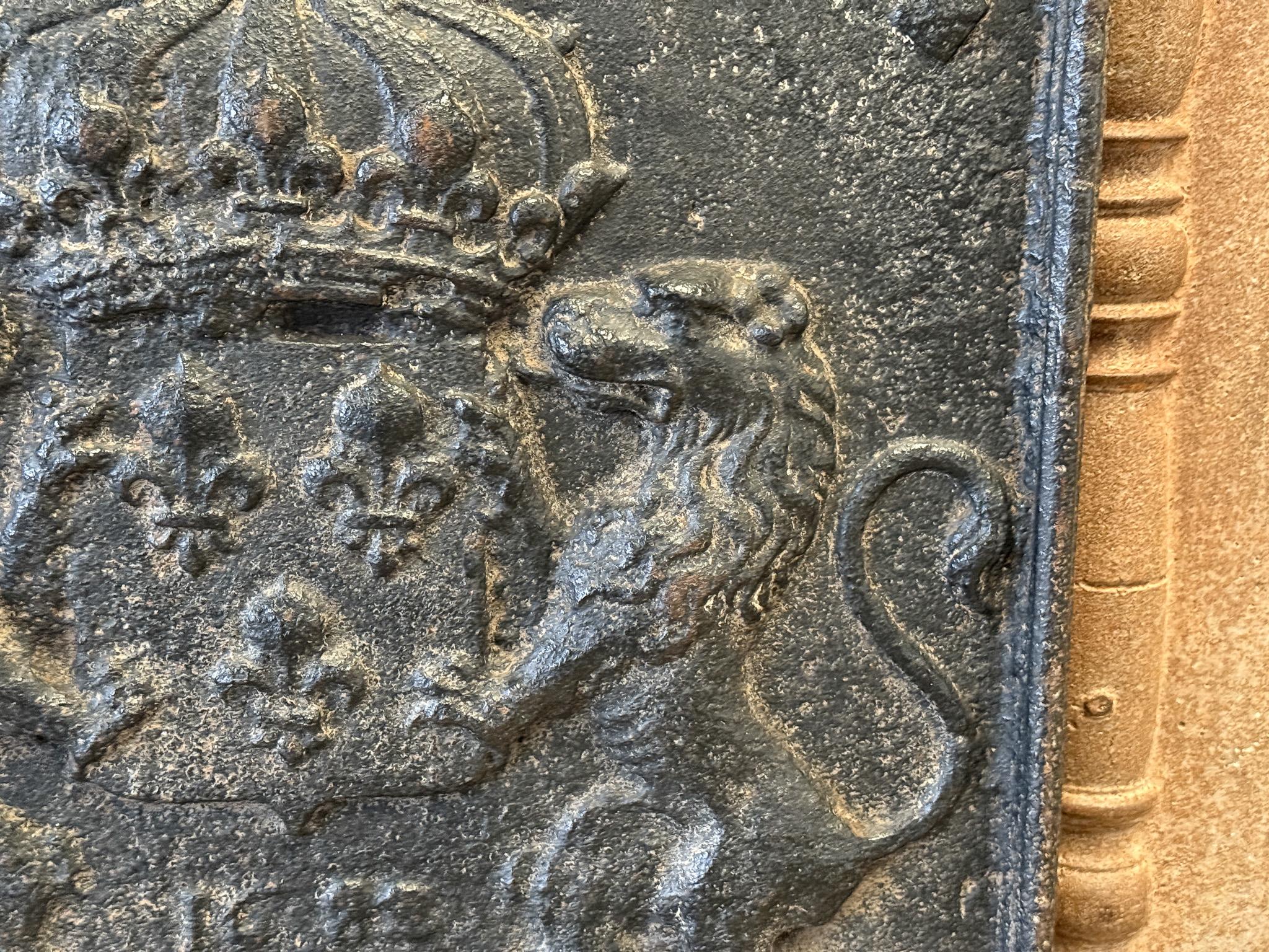 Armi di Francia del 17° secolo, periodo Luigi XIV, con rivestimento per il fuoco / backsplash in vendita 1