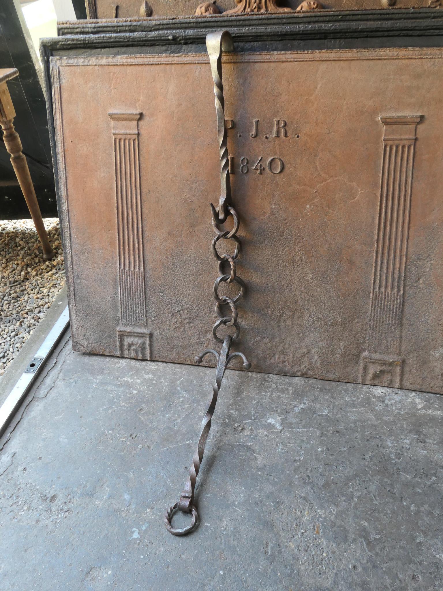 Camino francese del XIX secolo in stile Luigi XIV. Il tramaglio è realizzato in ferro battuto. 

Il tramaglio veniva utilizzato per cucinare per regolare la distanza tra la pentola e il fuoco. Il tramaglio è in buone condizioni e ancora funzionante.