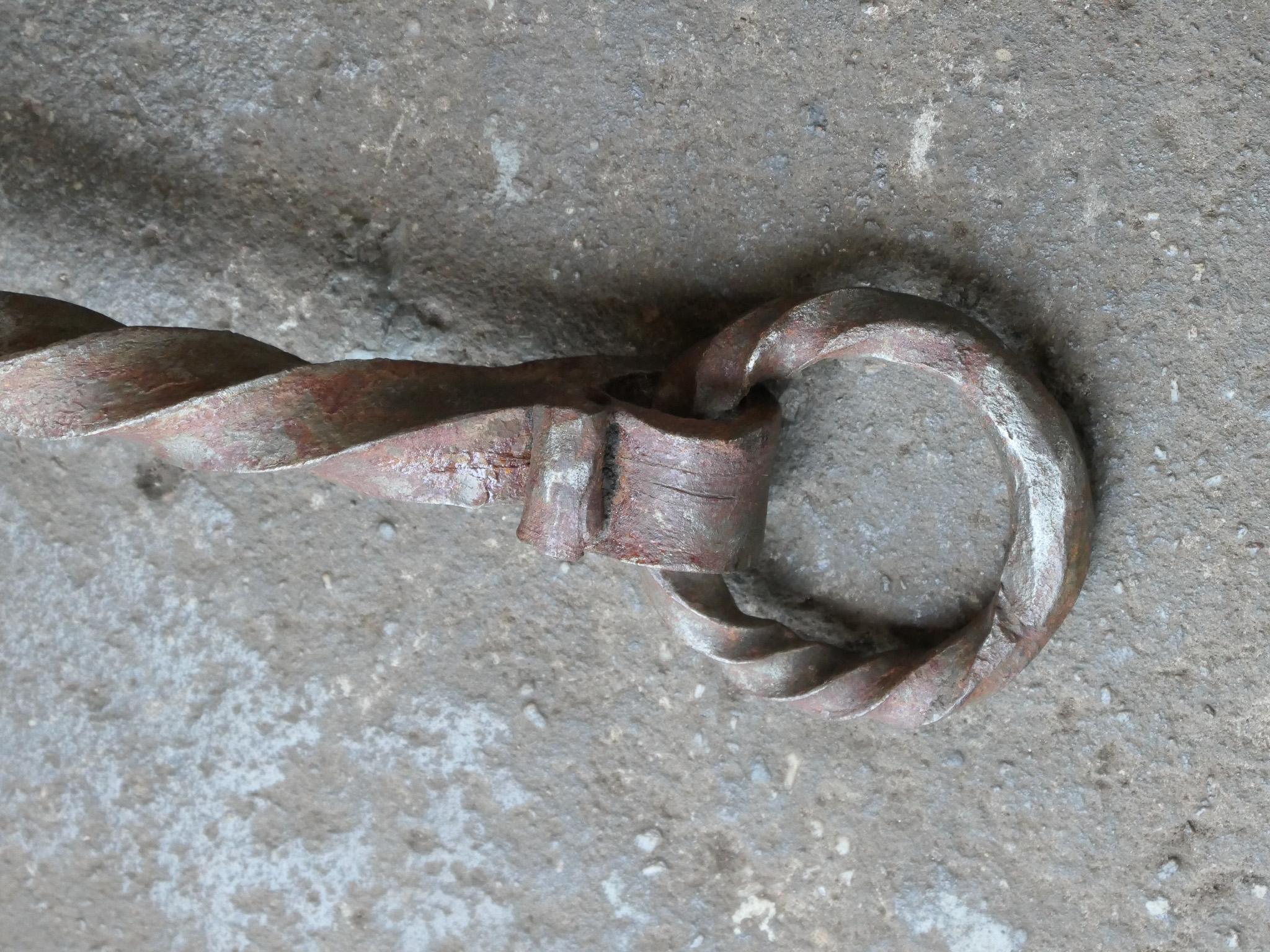 Ferro battuto Trammel o appendiabiti per caminetto francese del XVII secolo, periodo Luigi XIV in vendita