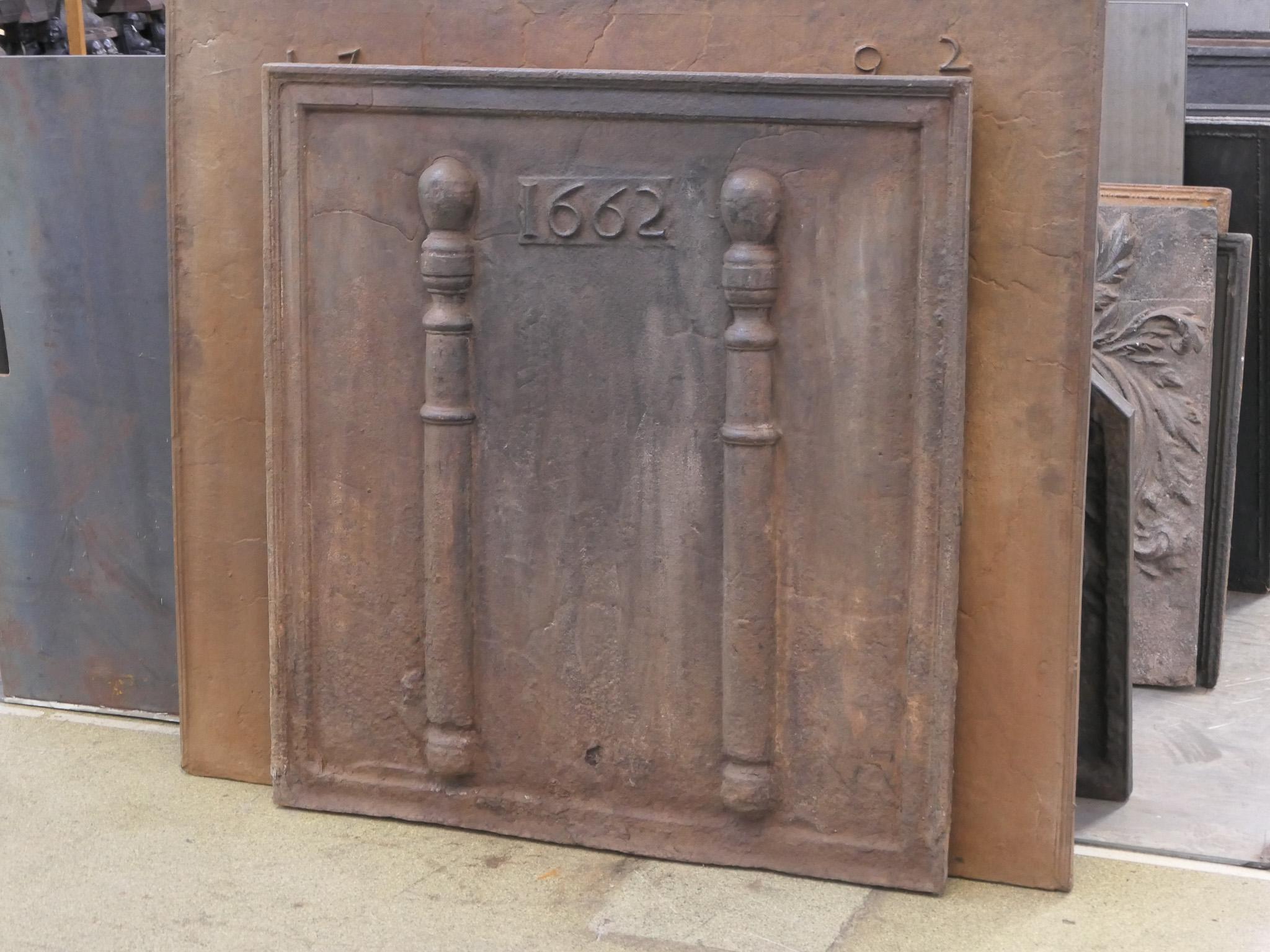 Respaldo de chimenea / protector de pared Luis XIV francés del siglo XVII 'Columnas de Hércules en Bueno estado para la venta en Soest, NL