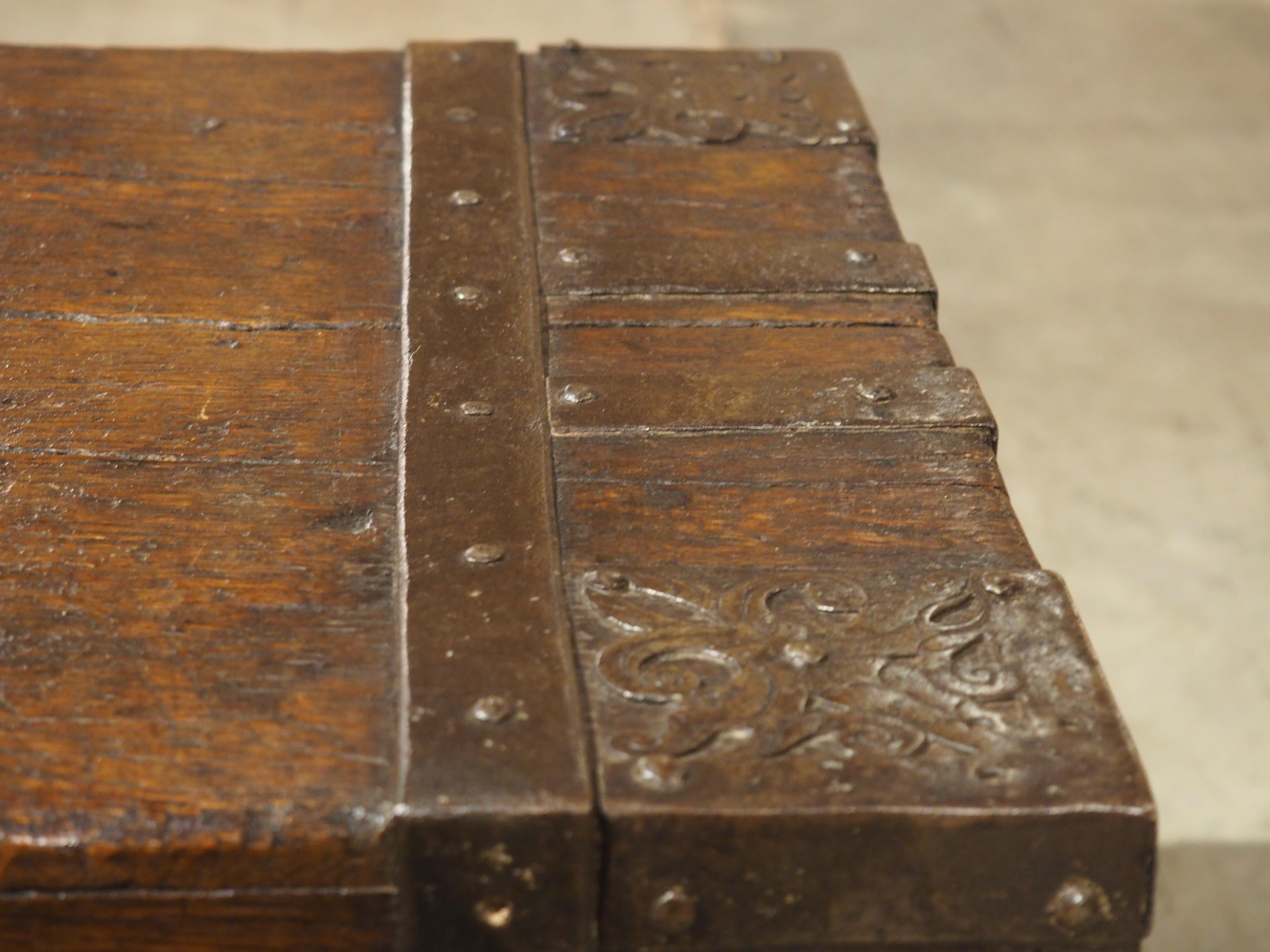Forziere francese del XVII secolo in Oak e ferro con serratura e chiave originali in vendita 3