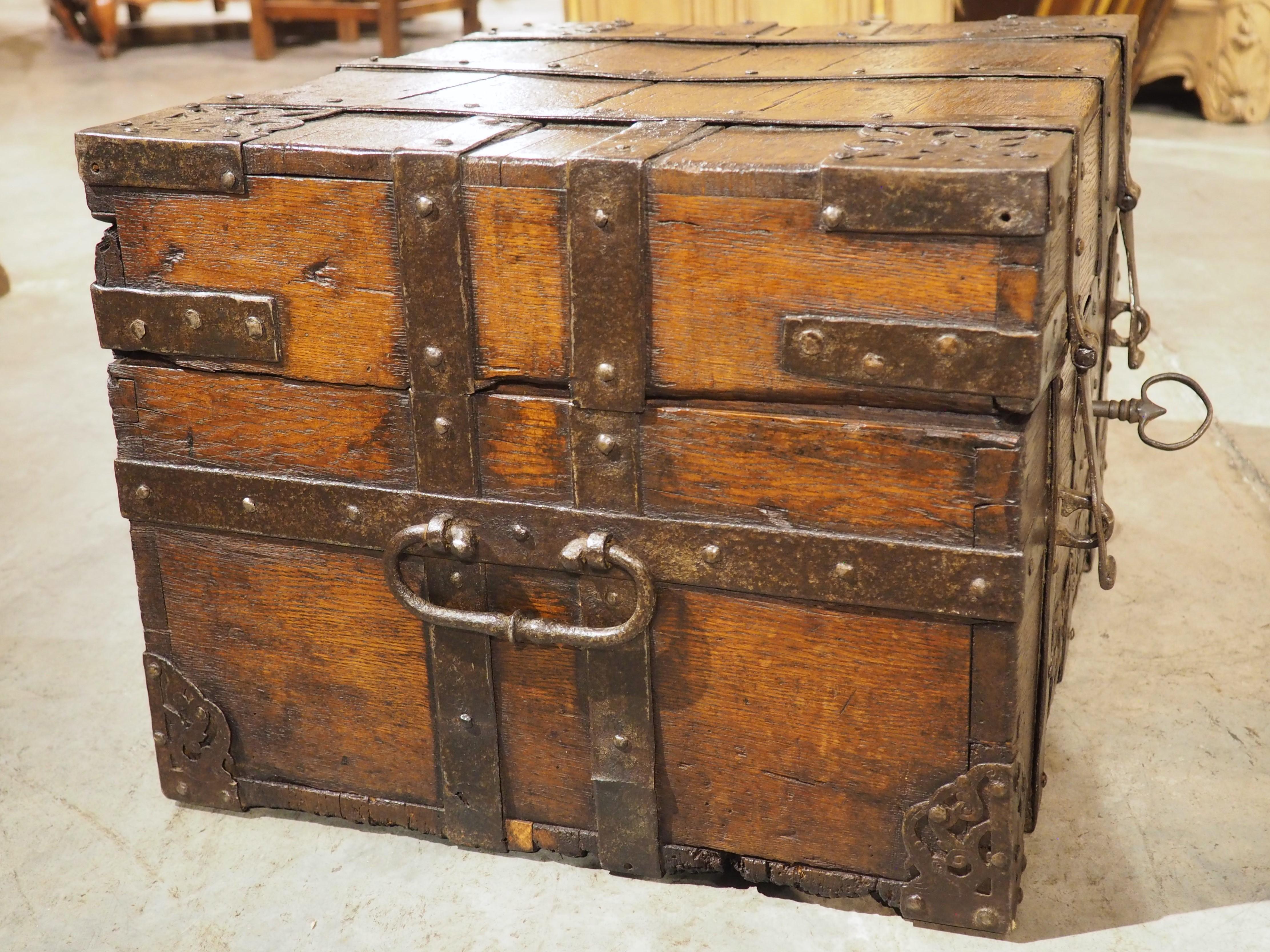 Forziere francese del XVII secolo in Oak e ferro con serratura e chiave originali in vendita 4