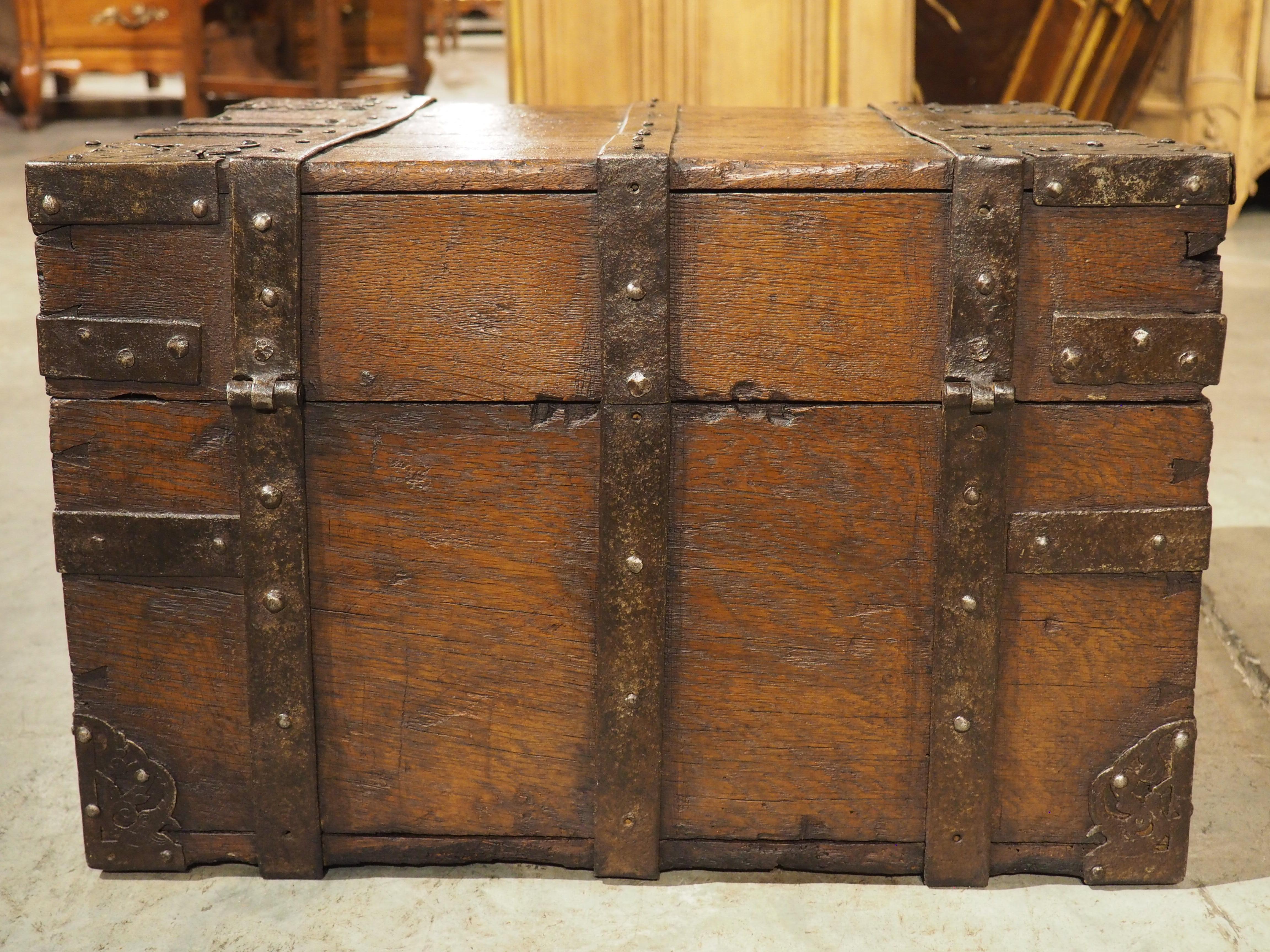 Forziere francese del XVII secolo in Oak e ferro con serratura e chiave originali in vendita 5
