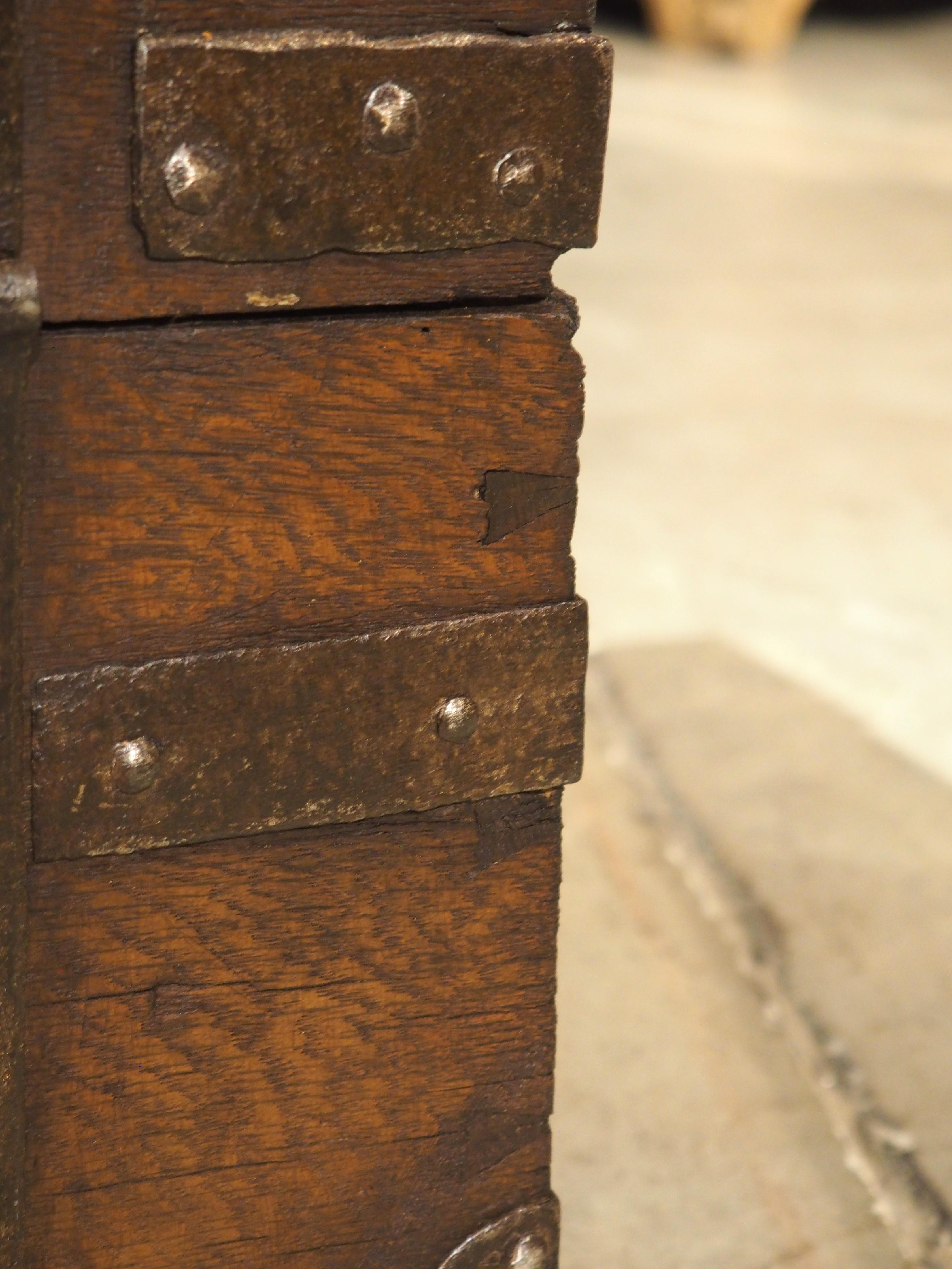 Forziere francese del XVII secolo in Oak e ferro con serratura e chiave originali in vendita 6