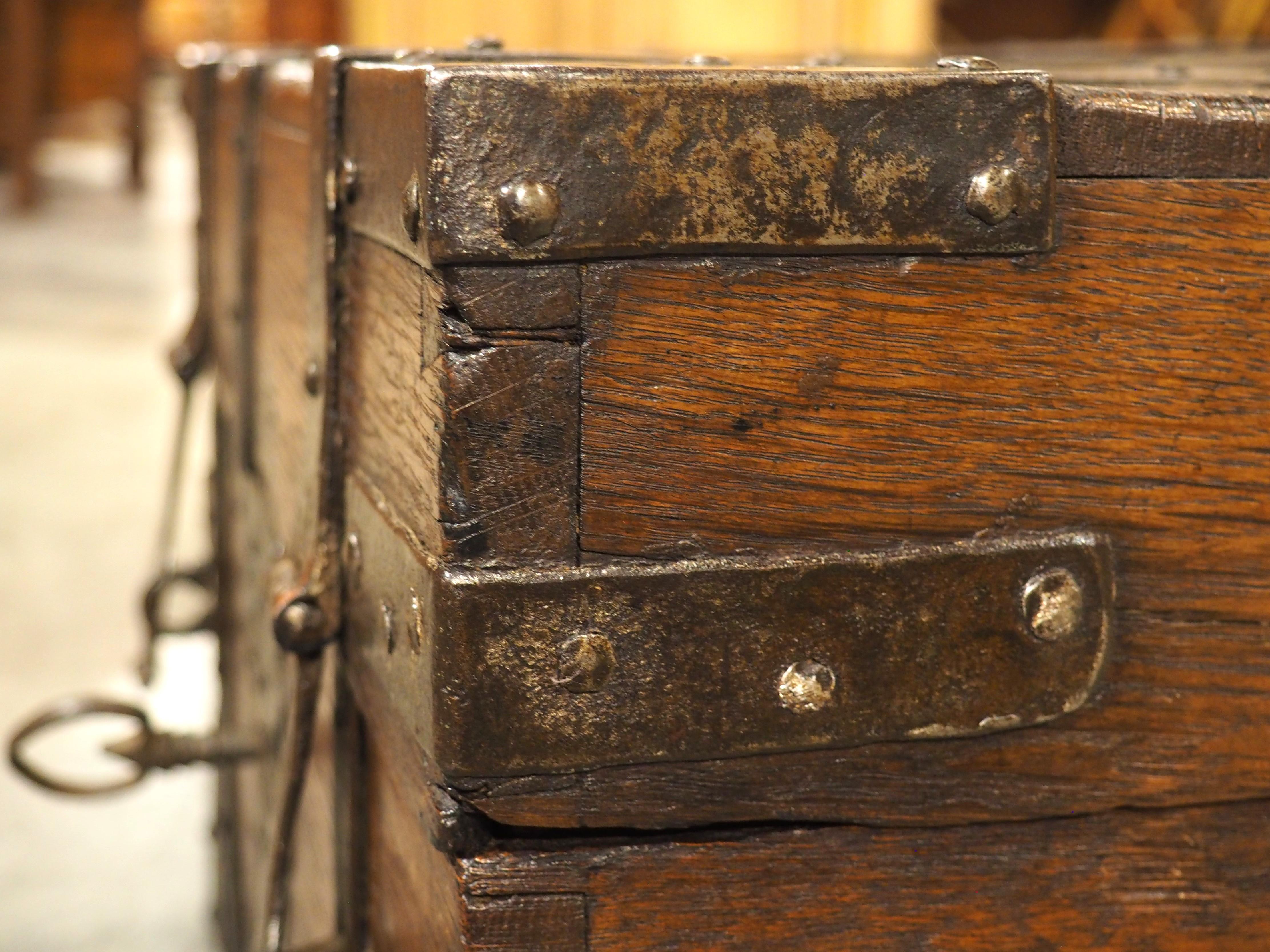 Forziere francese del XVII secolo in Oak e ferro con serratura e chiave originali in vendita 8