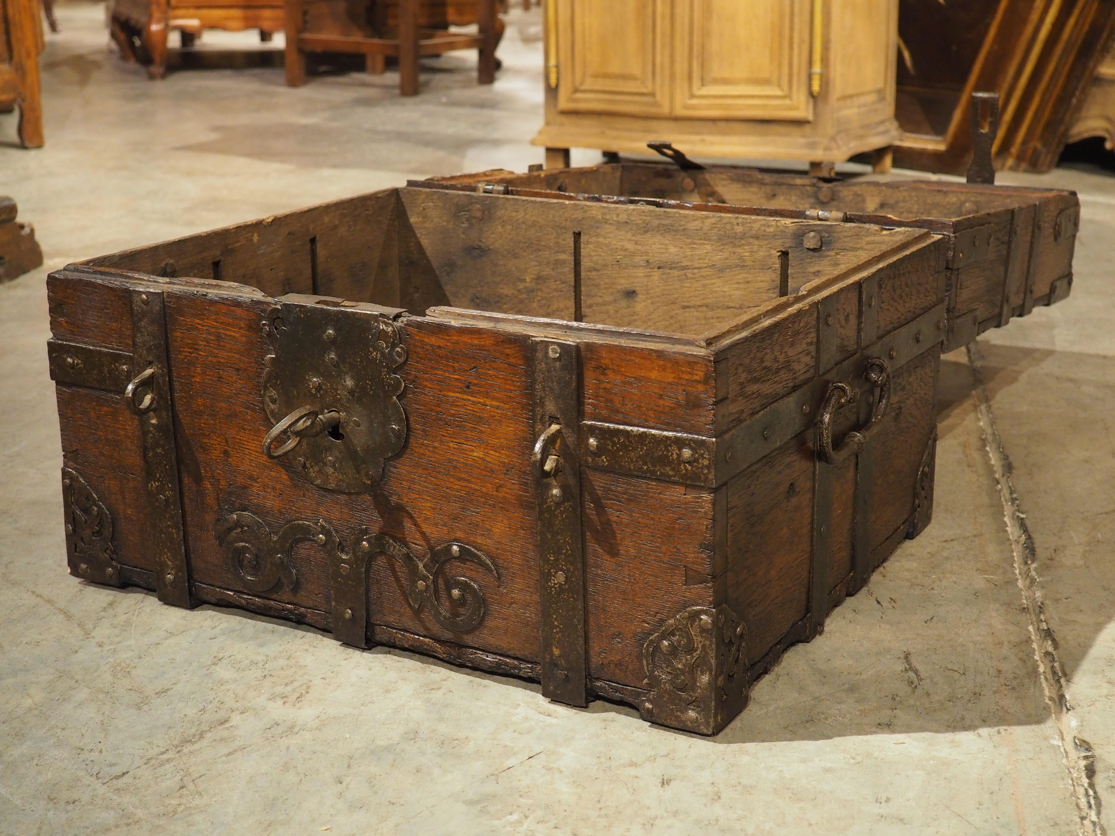 Forziere francese del XVII secolo in Oak e ferro con serratura e chiave originali in vendita 9