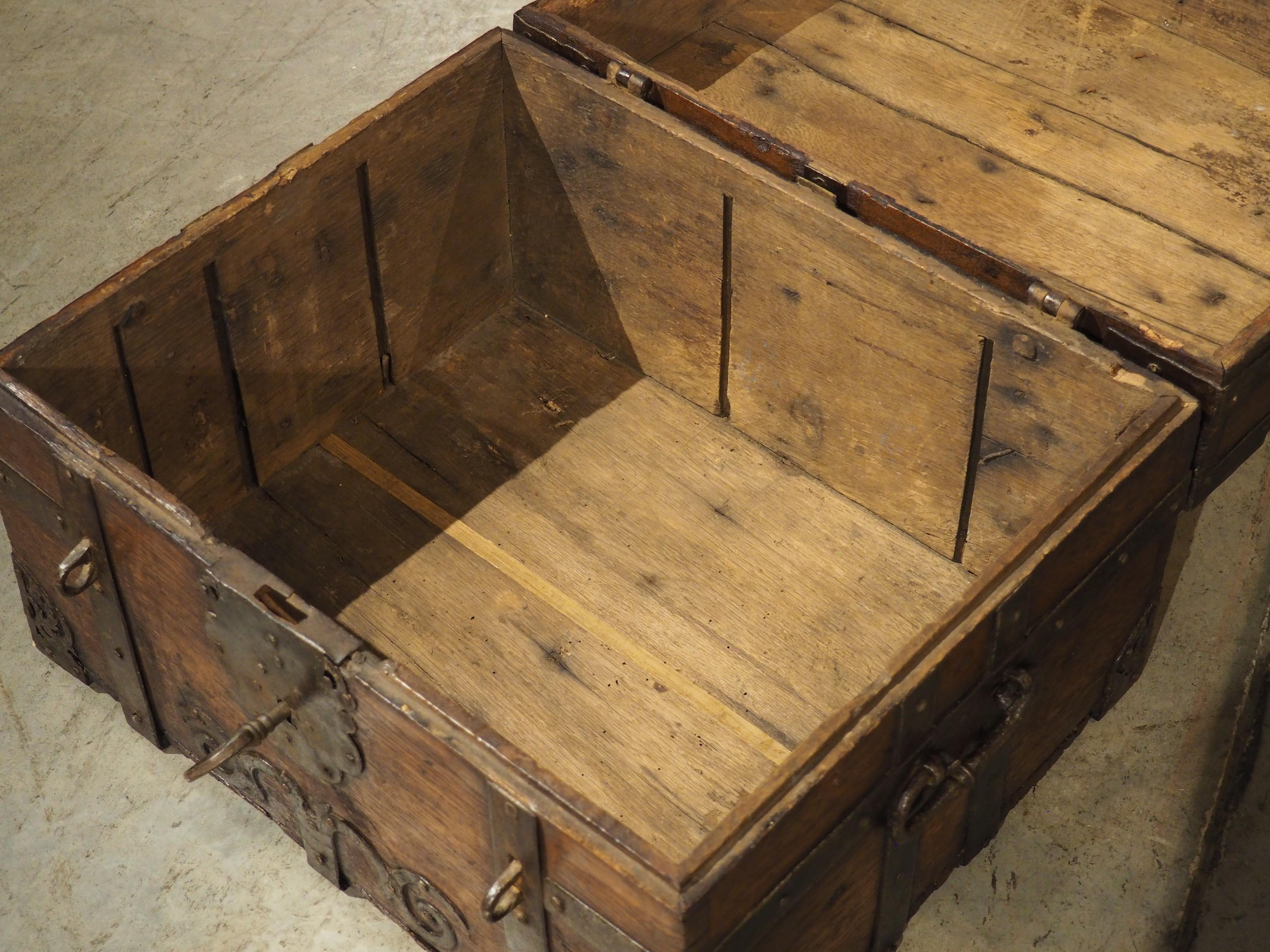 Forziere francese del XVII secolo in Oak e ferro con serratura e chiave originali in vendita 10
