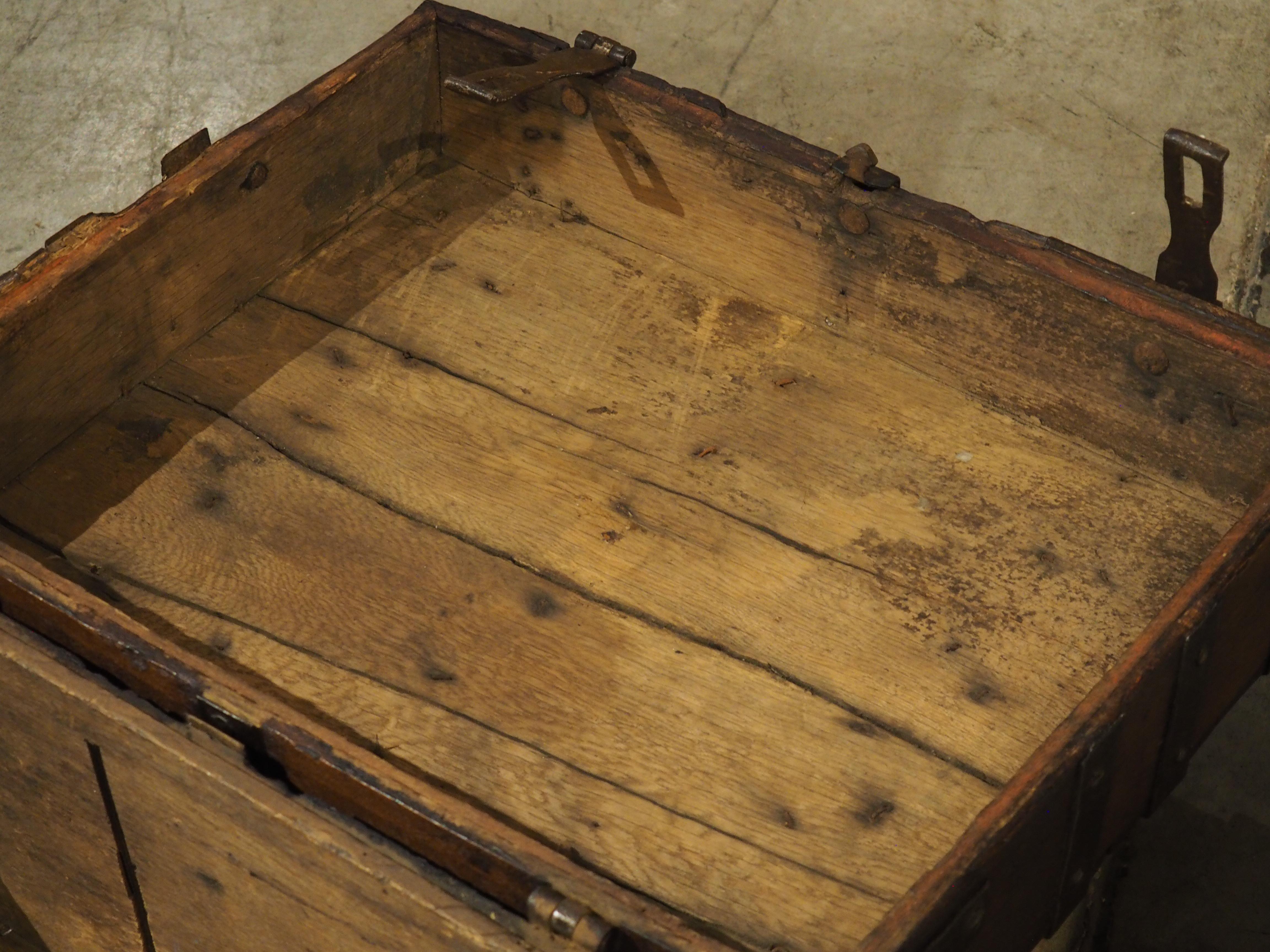 Forziere francese del XVII secolo in Oak e ferro con serratura e chiave originali in vendita 11