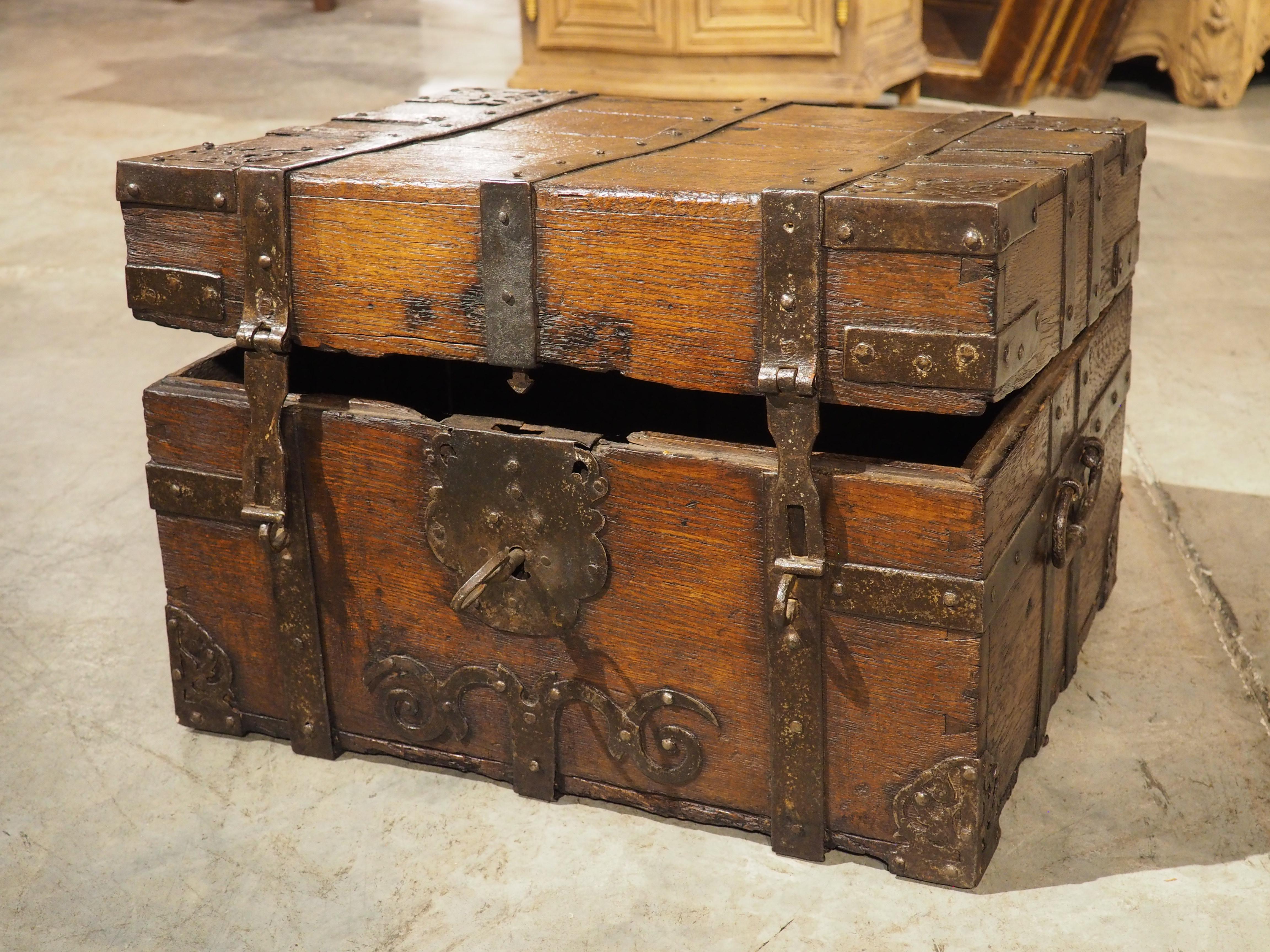 Forziere francese del XVII secolo in Oak e ferro con serratura e chiave originali in vendita 12