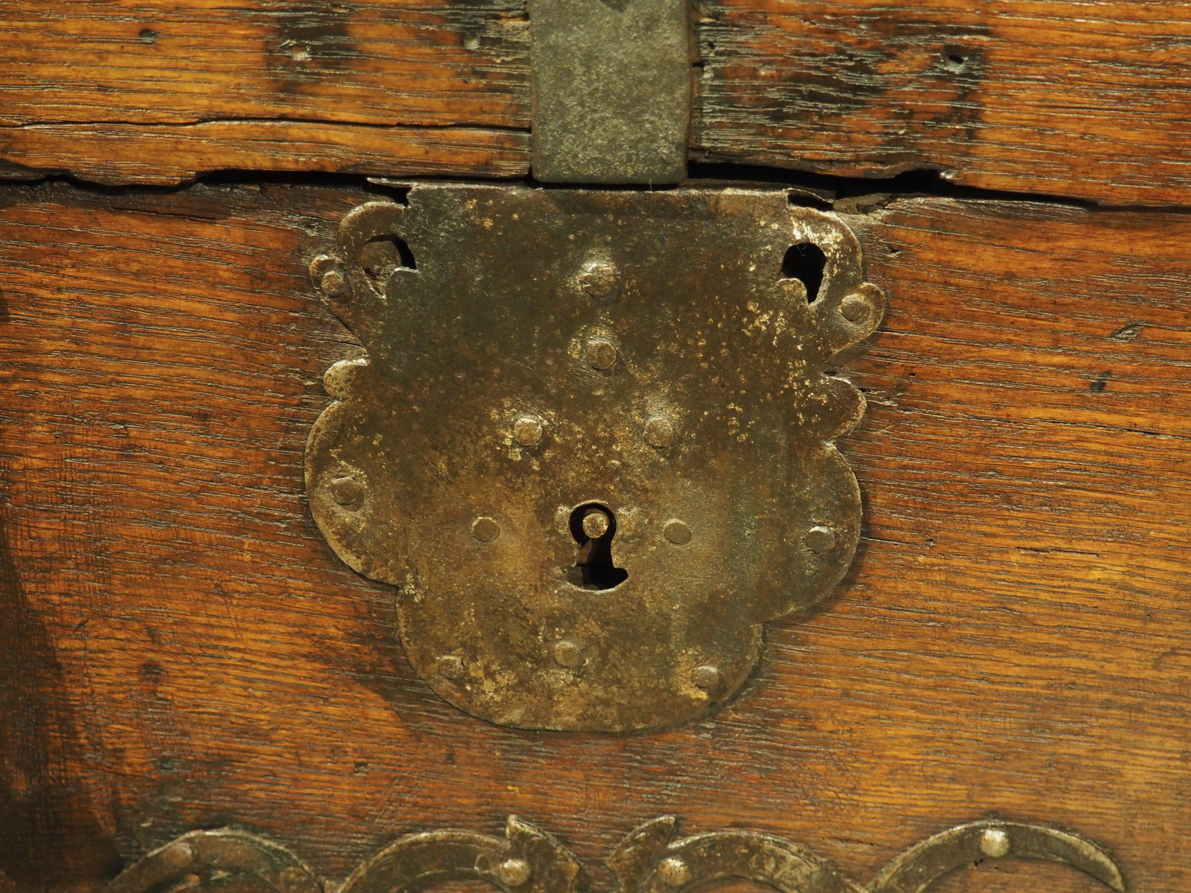 Francese Forziere francese del XVII secolo in Oak e ferro con serratura e chiave originali in vendita