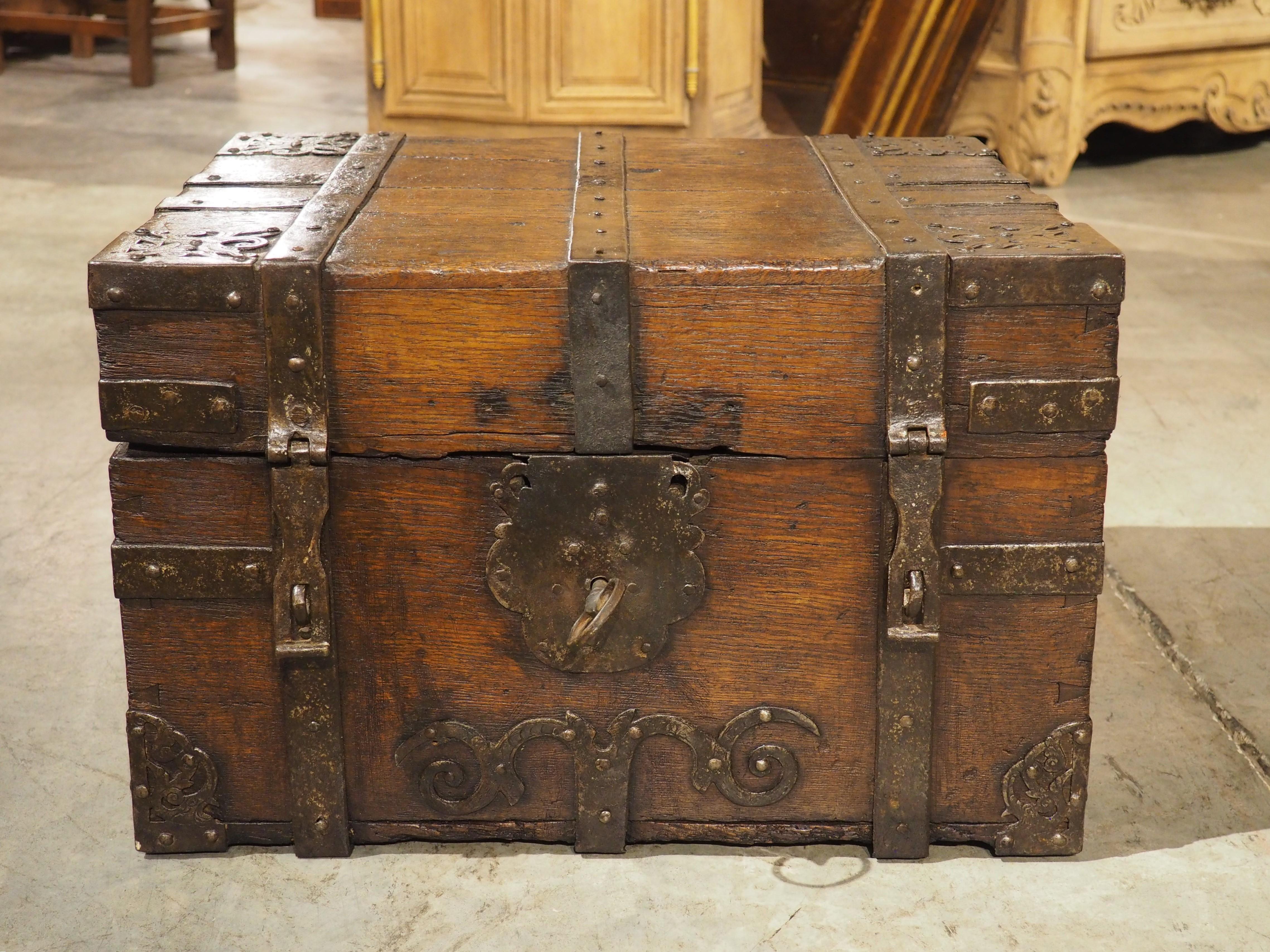 Intagliato a mano Forziere francese del XVII secolo in Oak e ferro con serratura e chiave originali in vendita