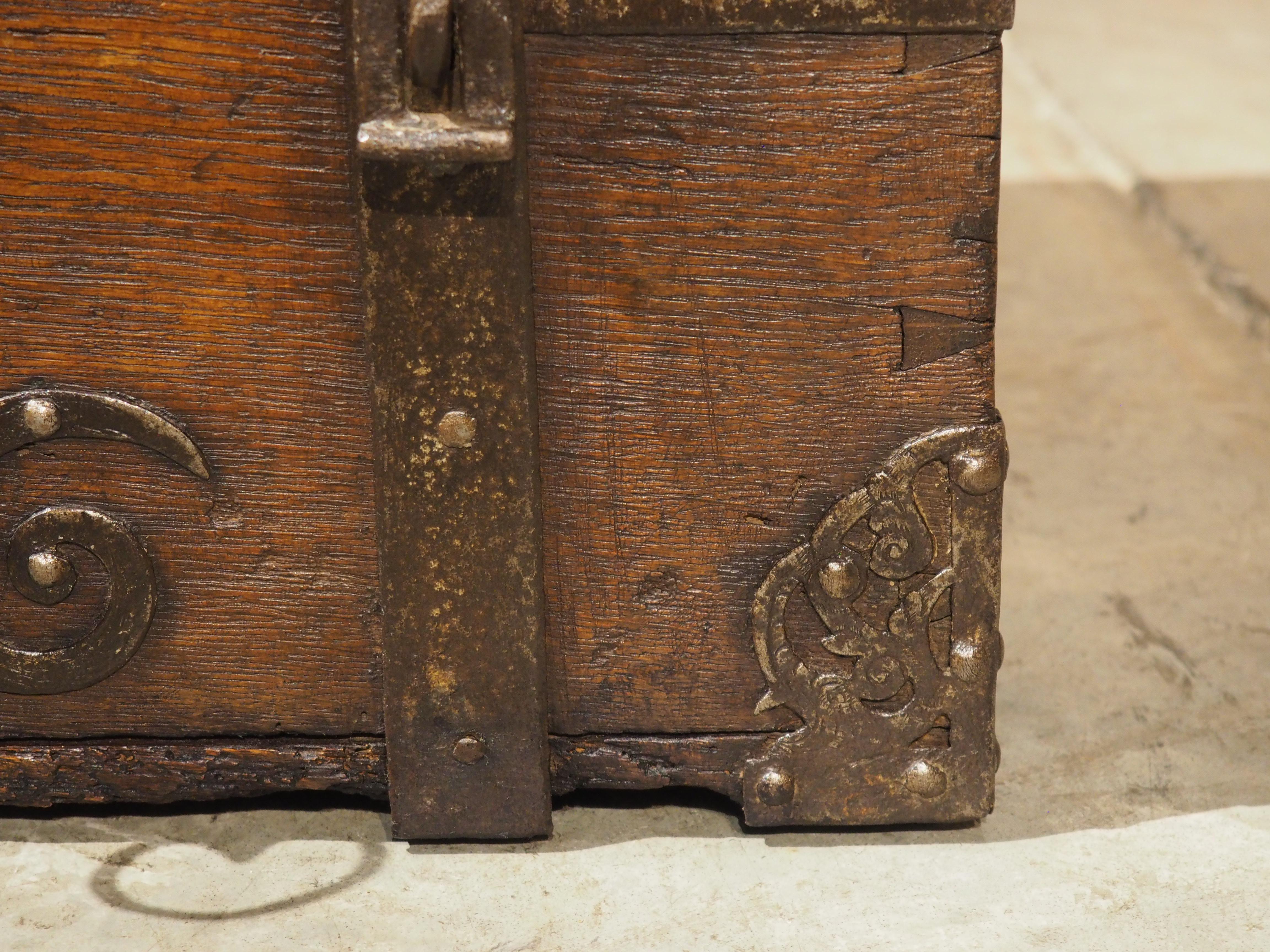 Forziere francese del XVII secolo in Oak e ferro con serratura e chiave originali In condizioni buone in vendita a Dallas, TX