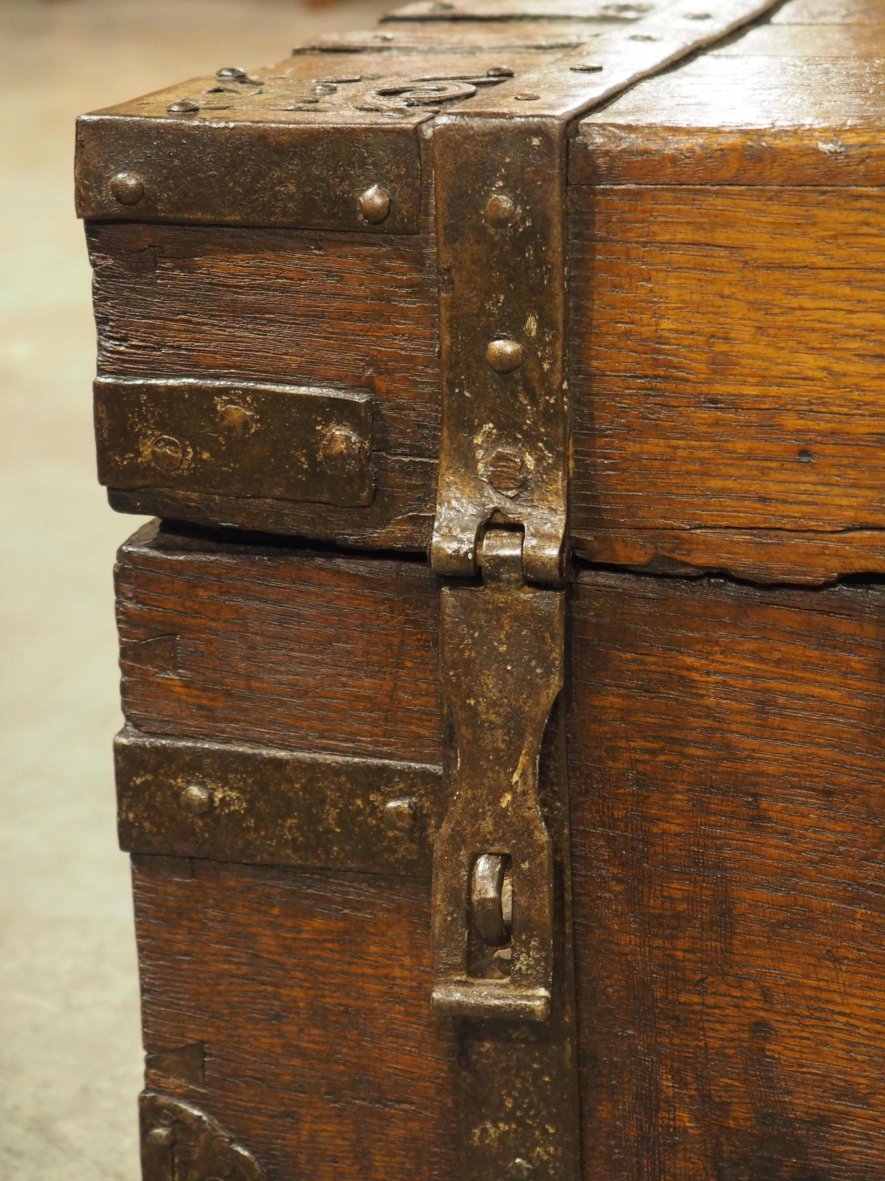 Fino al XVIII secolo Forziere francese del XVII secolo in Oak e ferro con serratura e chiave originali in vendita