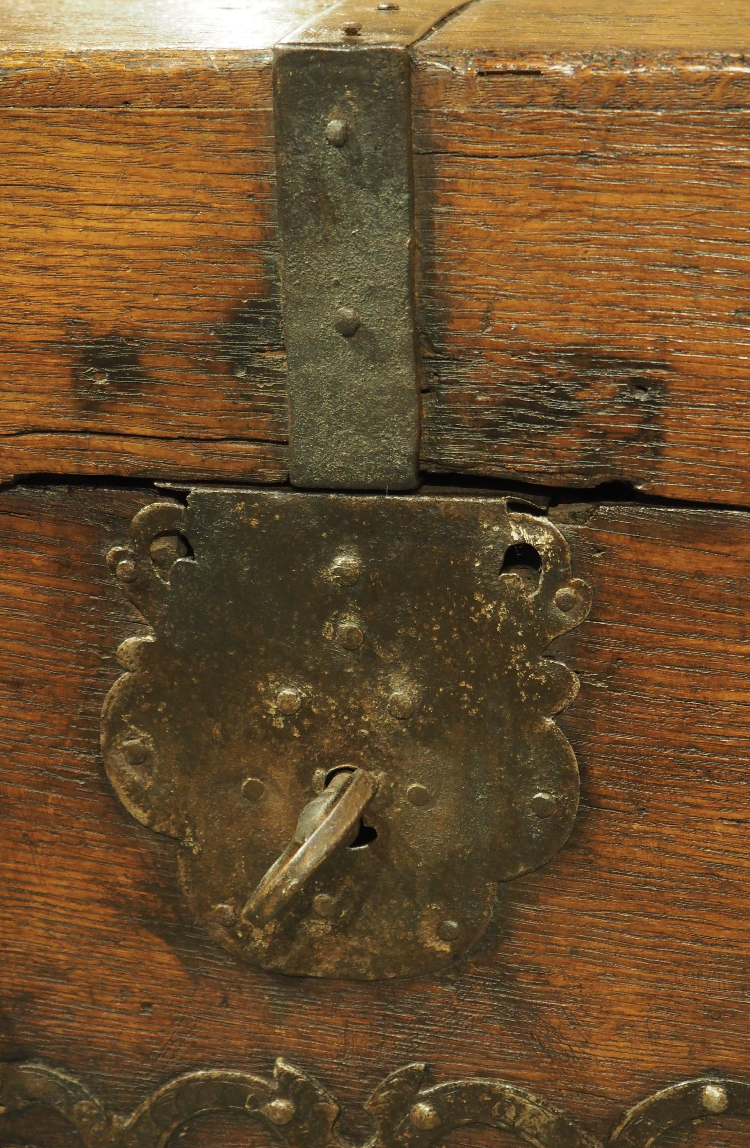 Metallo Forziere francese del XVII secolo in Oak e ferro con serratura e chiave originali in vendita