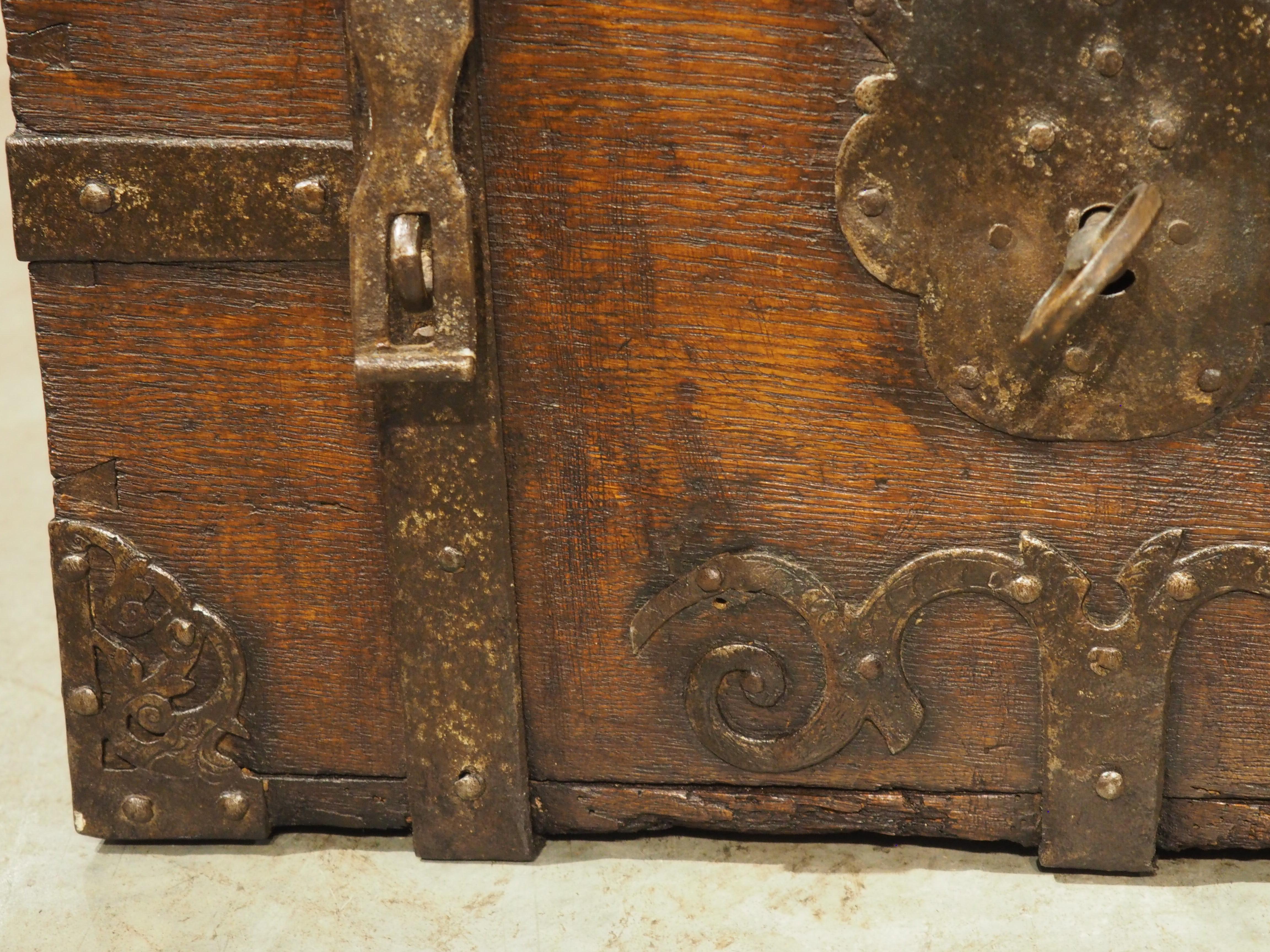 Forziere francese del XVII secolo in Oak e ferro con serratura e chiave originali in vendita 1