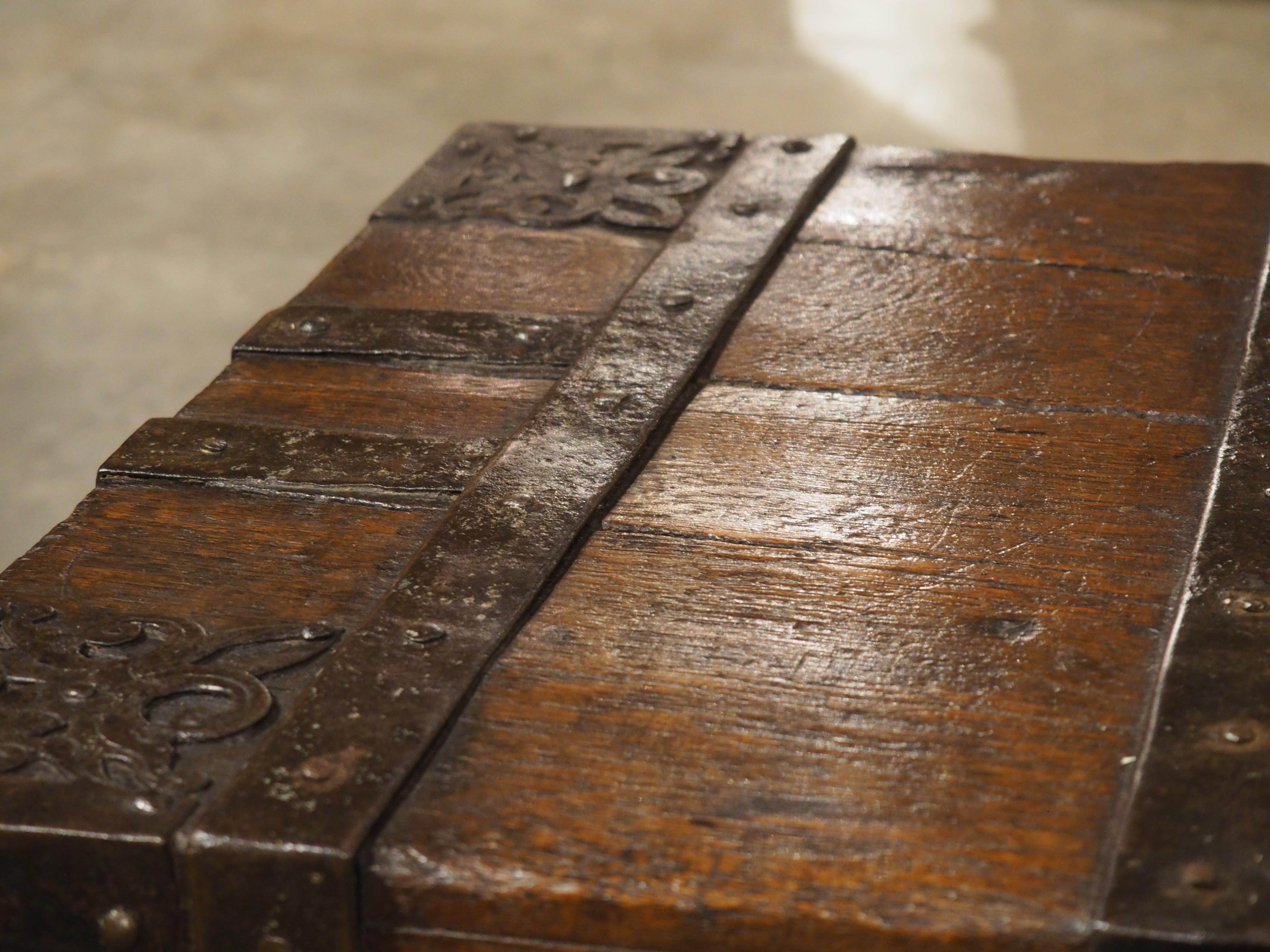 Forziere francese del XVII secolo in Oak e ferro con serratura e chiave originali in vendita 2