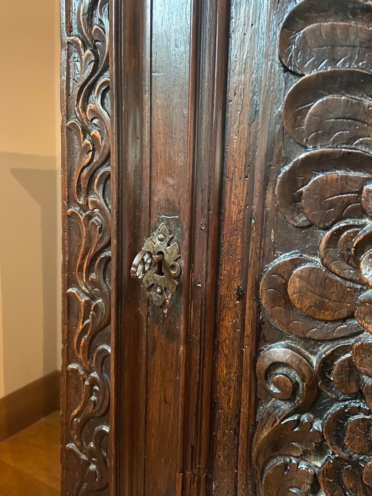 17th Century French Oak Cabinet with an Angel's Head Decoration For Sale 1