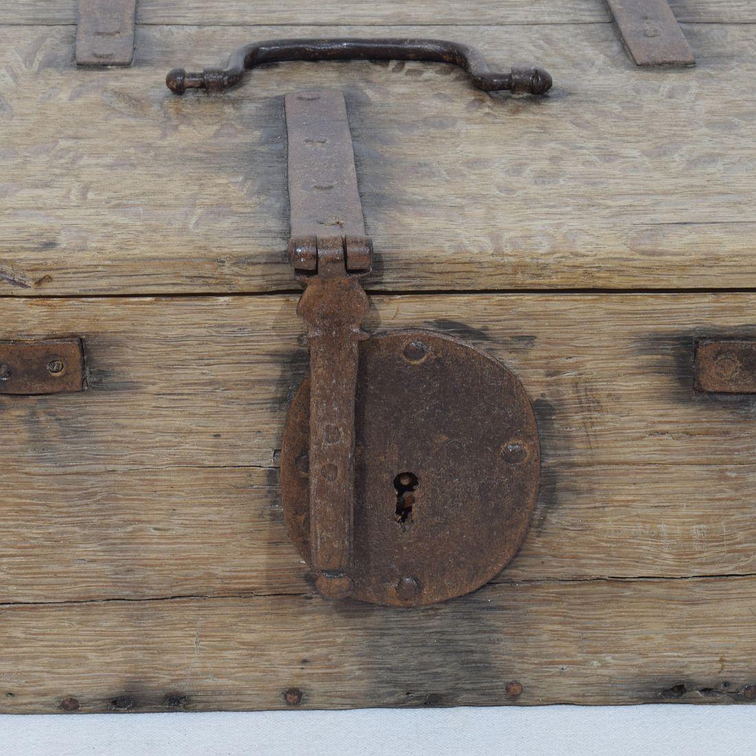  17. Jahrhundert, Französische Eiche Coffer oder Box  im Angebot 3