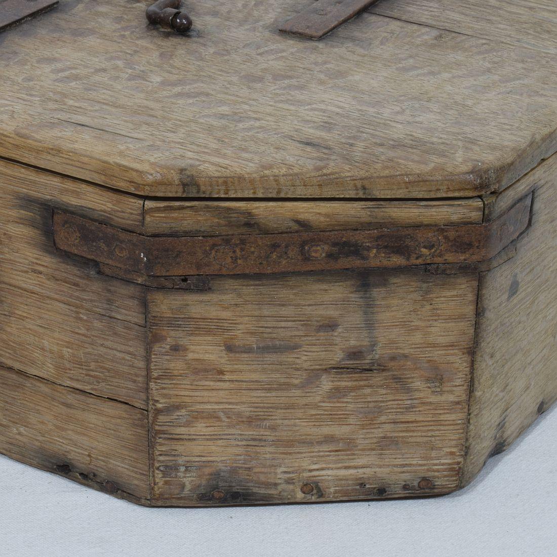  17. Jahrhundert, Französische Eiche Coffer oder Box  im Angebot 4