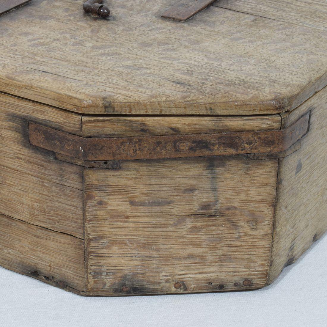  17. Jahrhundert, Französische Eiche Coffer oder Box  im Angebot 5