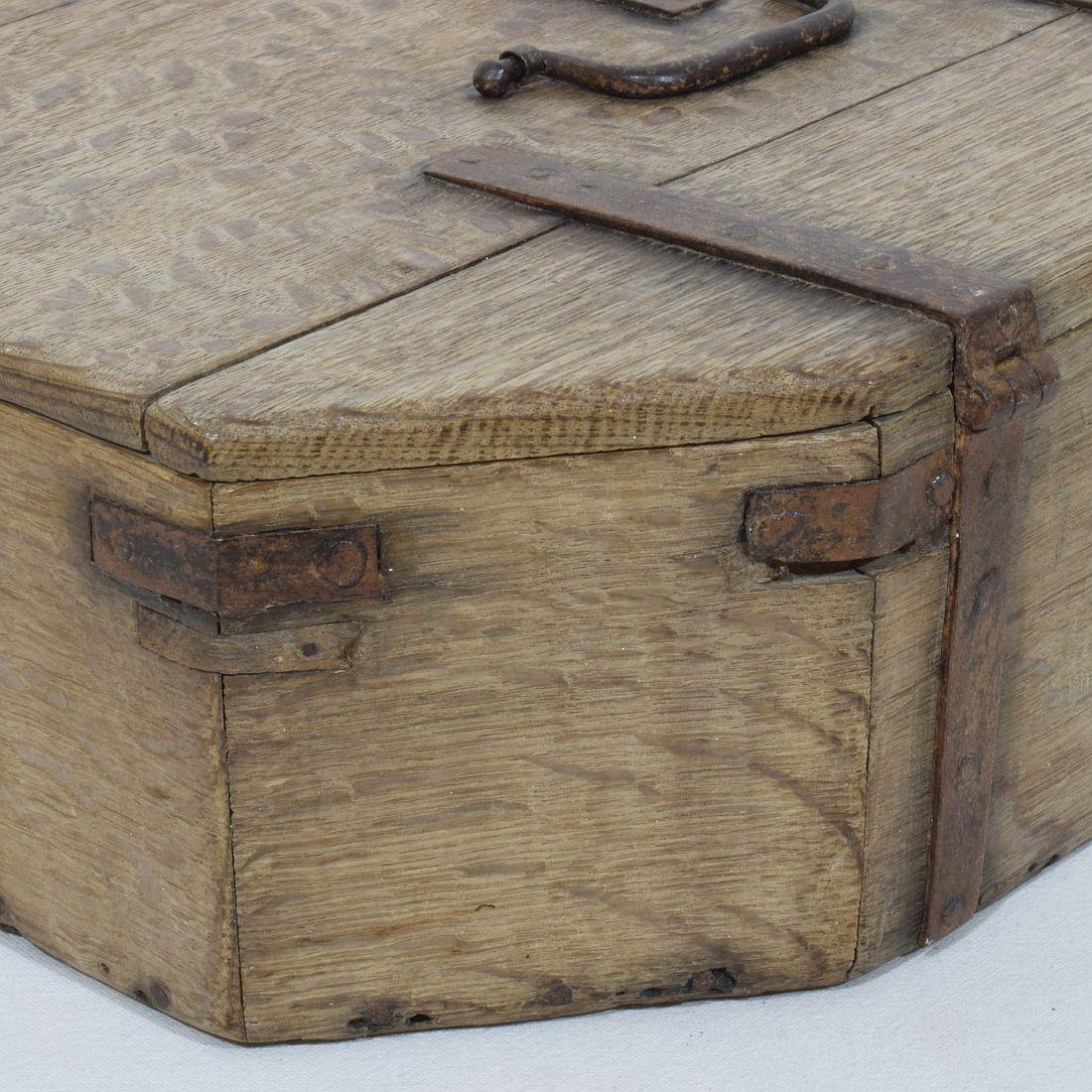  17. Jahrhundert, Französische Eiche Coffer oder Box  im Angebot 6