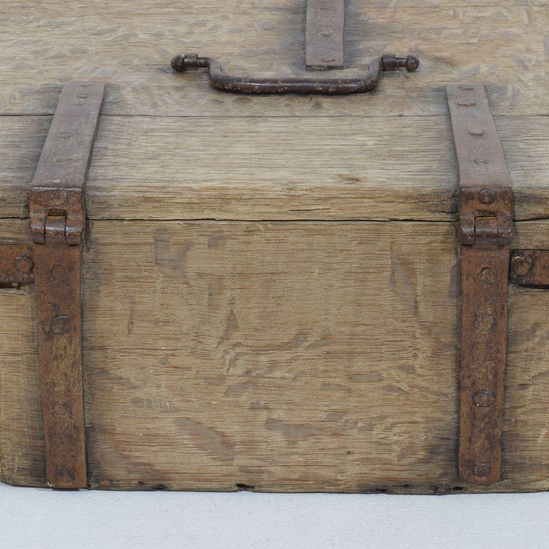  17. Jahrhundert, Französische Eiche Coffer oder Box  im Angebot 7
