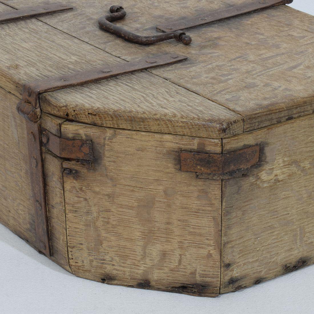  17. Jahrhundert, Französische Eiche Coffer oder Box  im Angebot 8