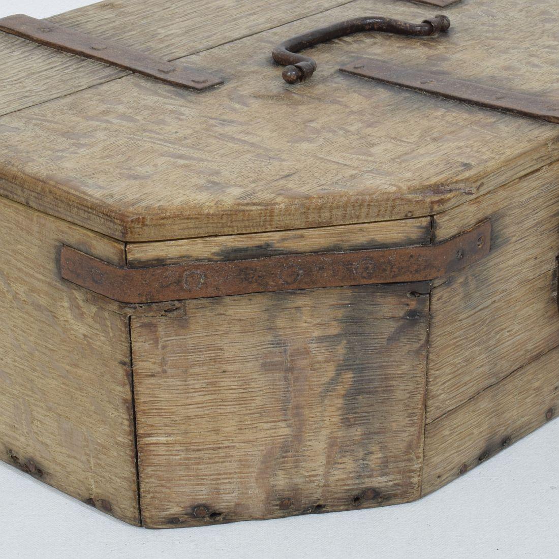  Coffre ou boîte en chêne français du 17e siècle  en vente 8