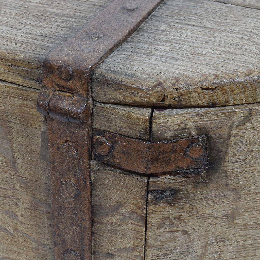  17. Jahrhundert, Französische Eiche Coffer oder Box  im Angebot 13