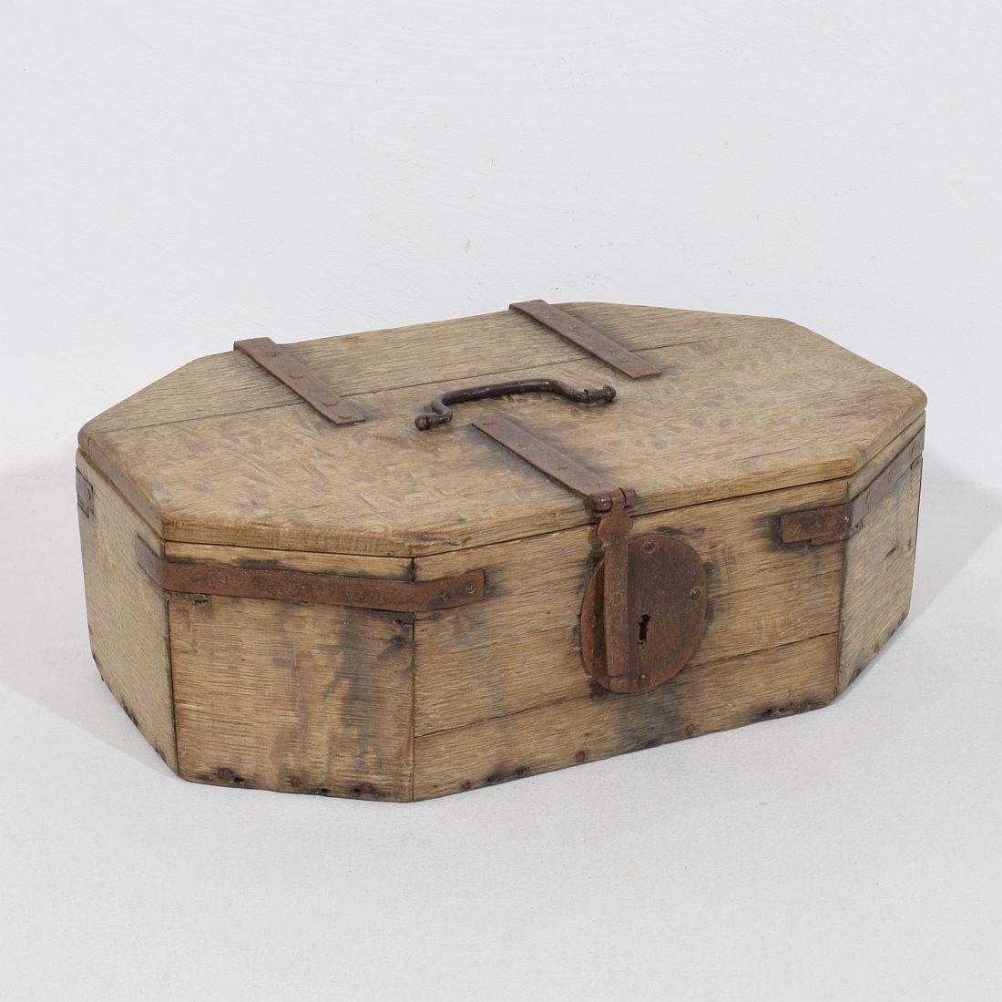  17. Jahrhundert, Französische Eiche Coffer oder Box  (Französische Provence) im Angebot
