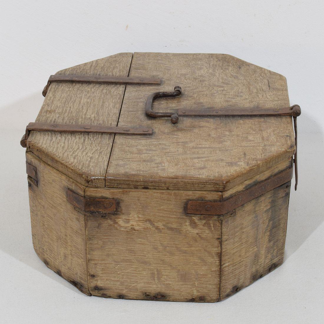  17. Jahrhundert, Französische Eiche Coffer oder Box  (Handgefertigt) im Angebot